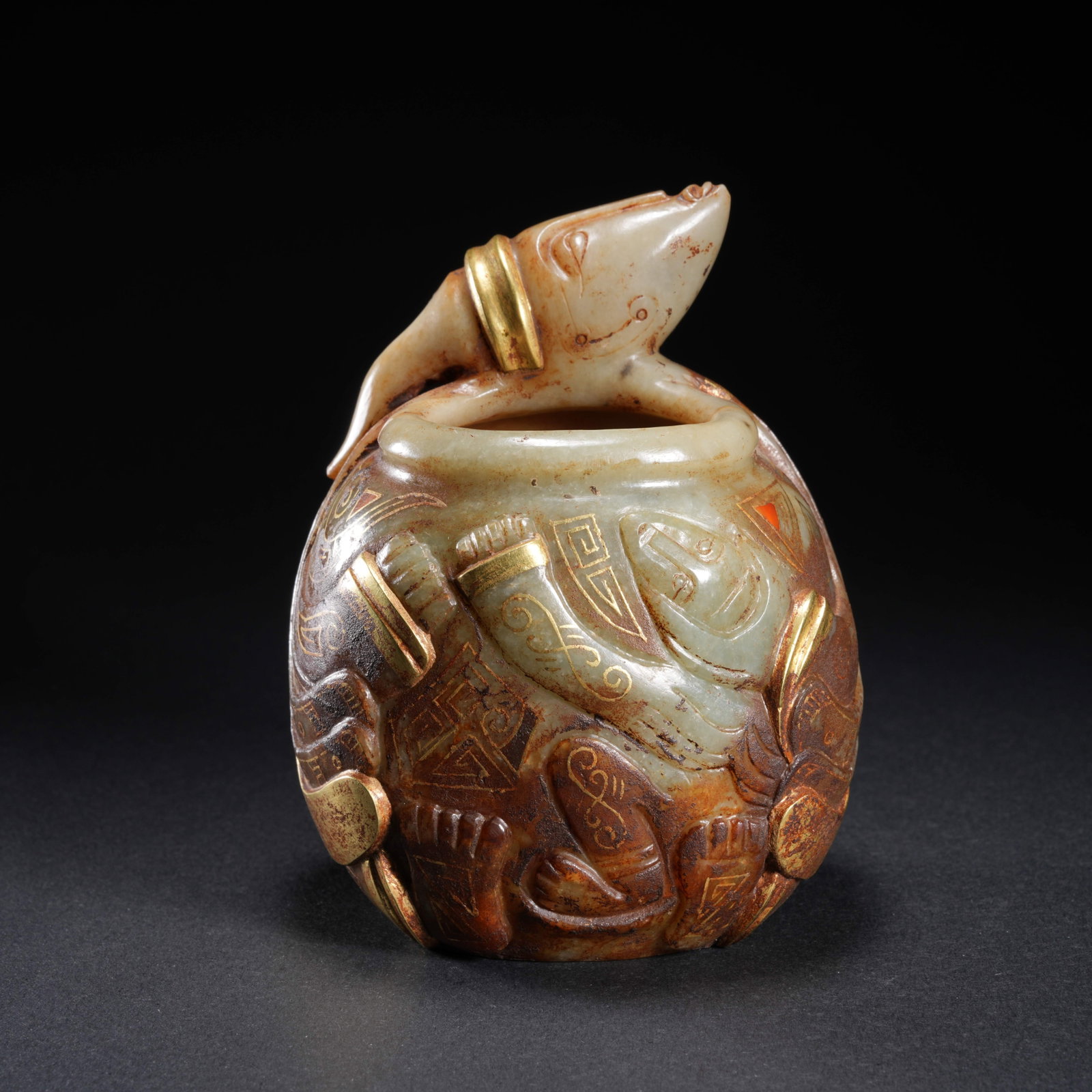 A HETIAN JADE GILT-OVERLAID JAR: Hetian Jade Gilt-Overlaid Jar