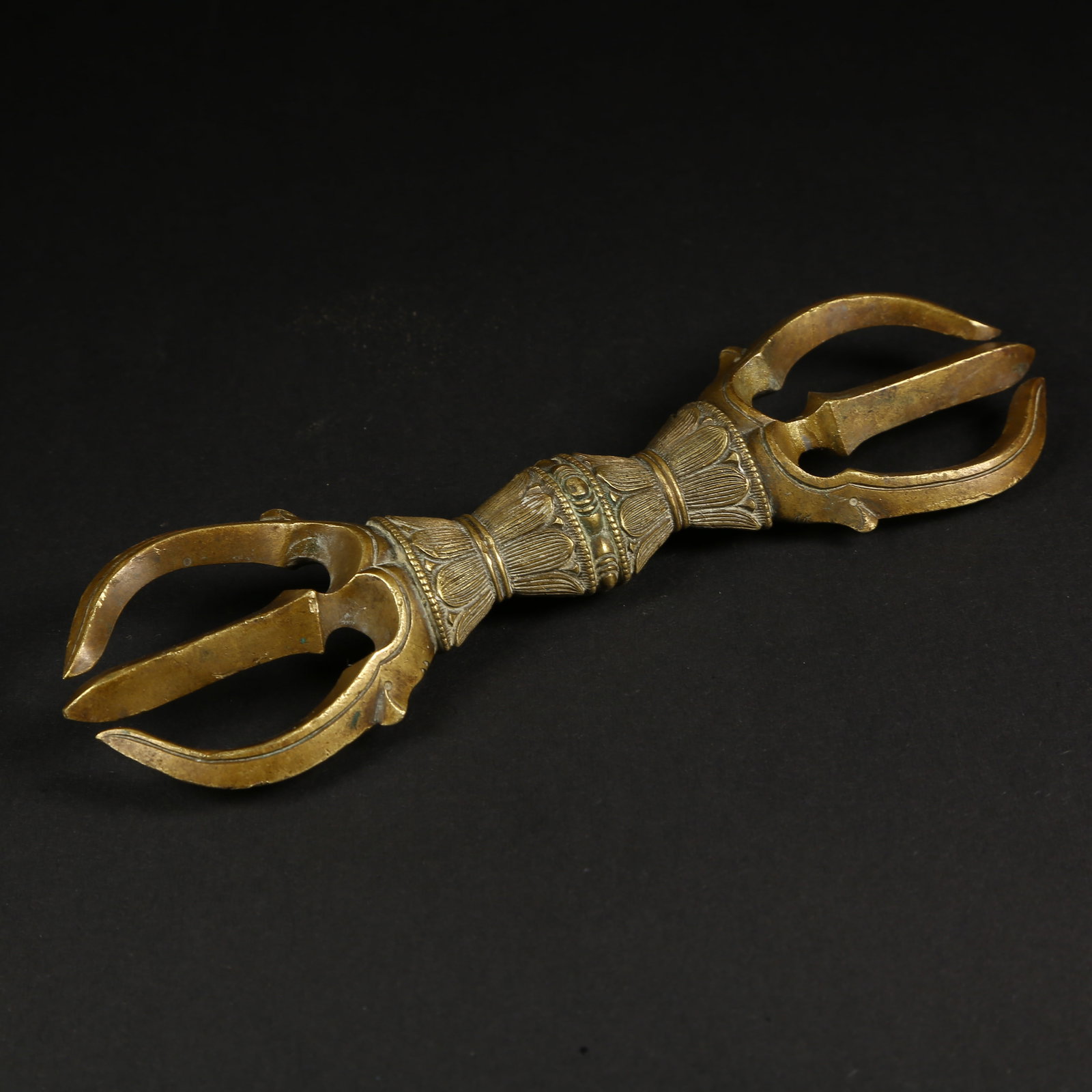 A GILT-BRONZE VAJRA WITH THREE PRONGS (1 of 8)