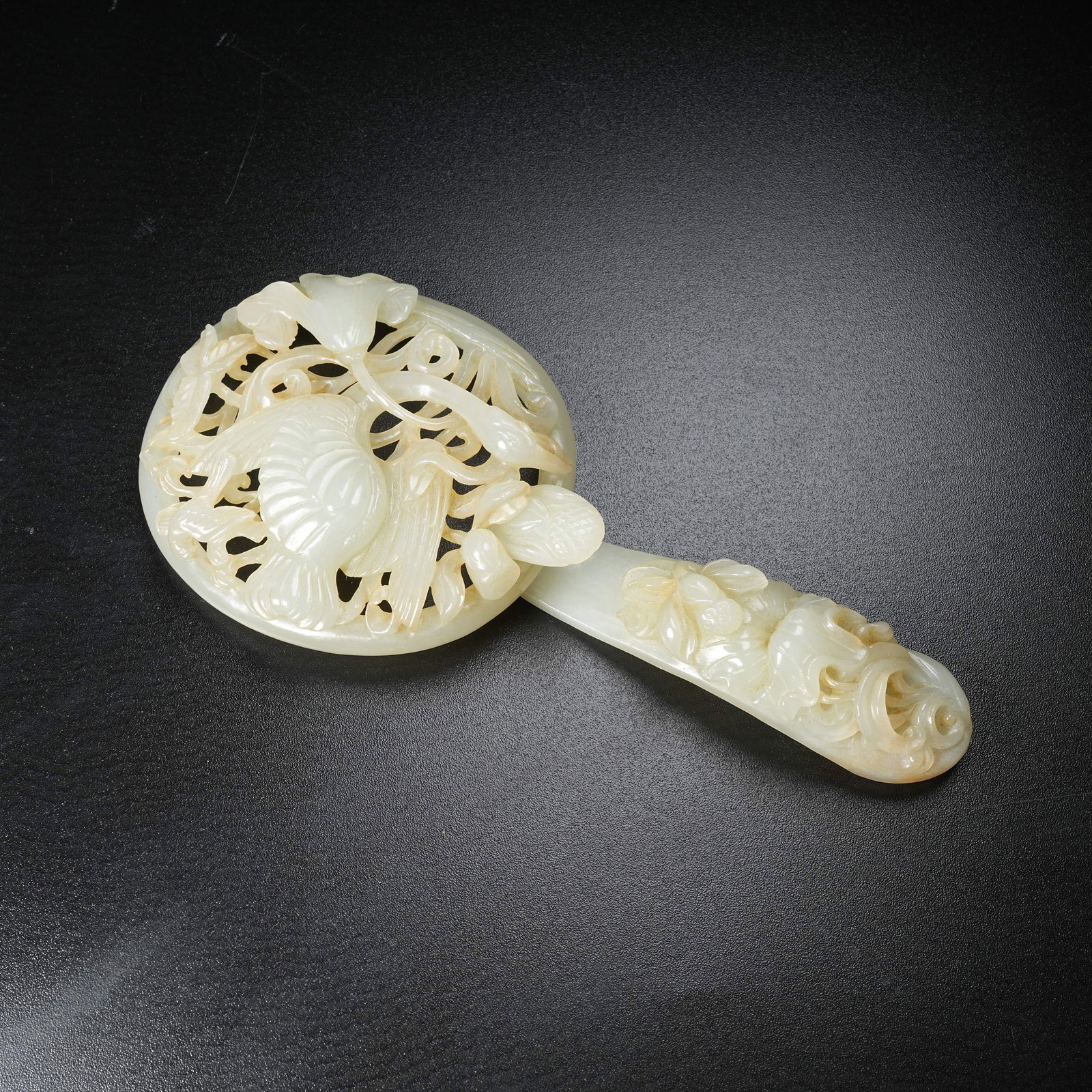 A HETIAN JADE BELT BUCKLE WITH GOSHAWK PECKING WILD GOOSE PATTERN: Hetian Jade Belt Buckle with Goshawk Pecking Wild Goose Pattern