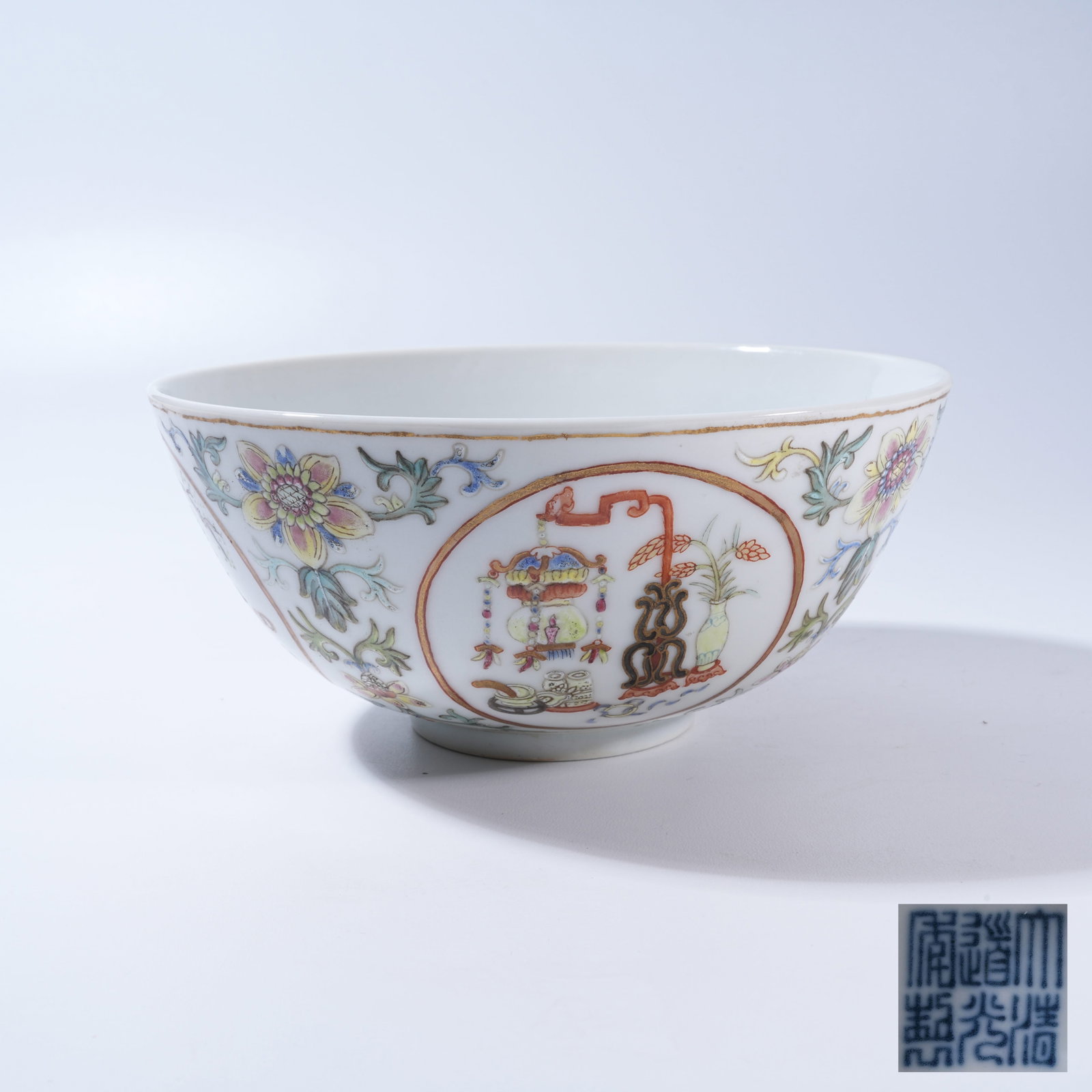 A FAMILLE ROSE BOWL WITH ANTIQUITIES (BOGUTU) DESIGN: Famille Rose Bowl with Antiquities (Bogutu) Design