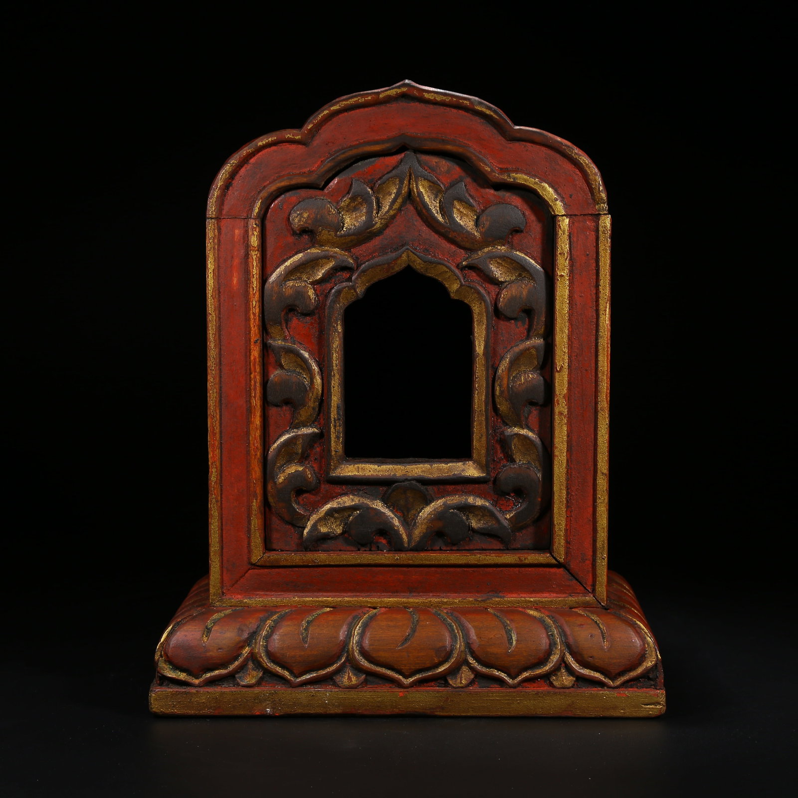 A WOODEN PAINTED GAWU BOX (1 of 8)