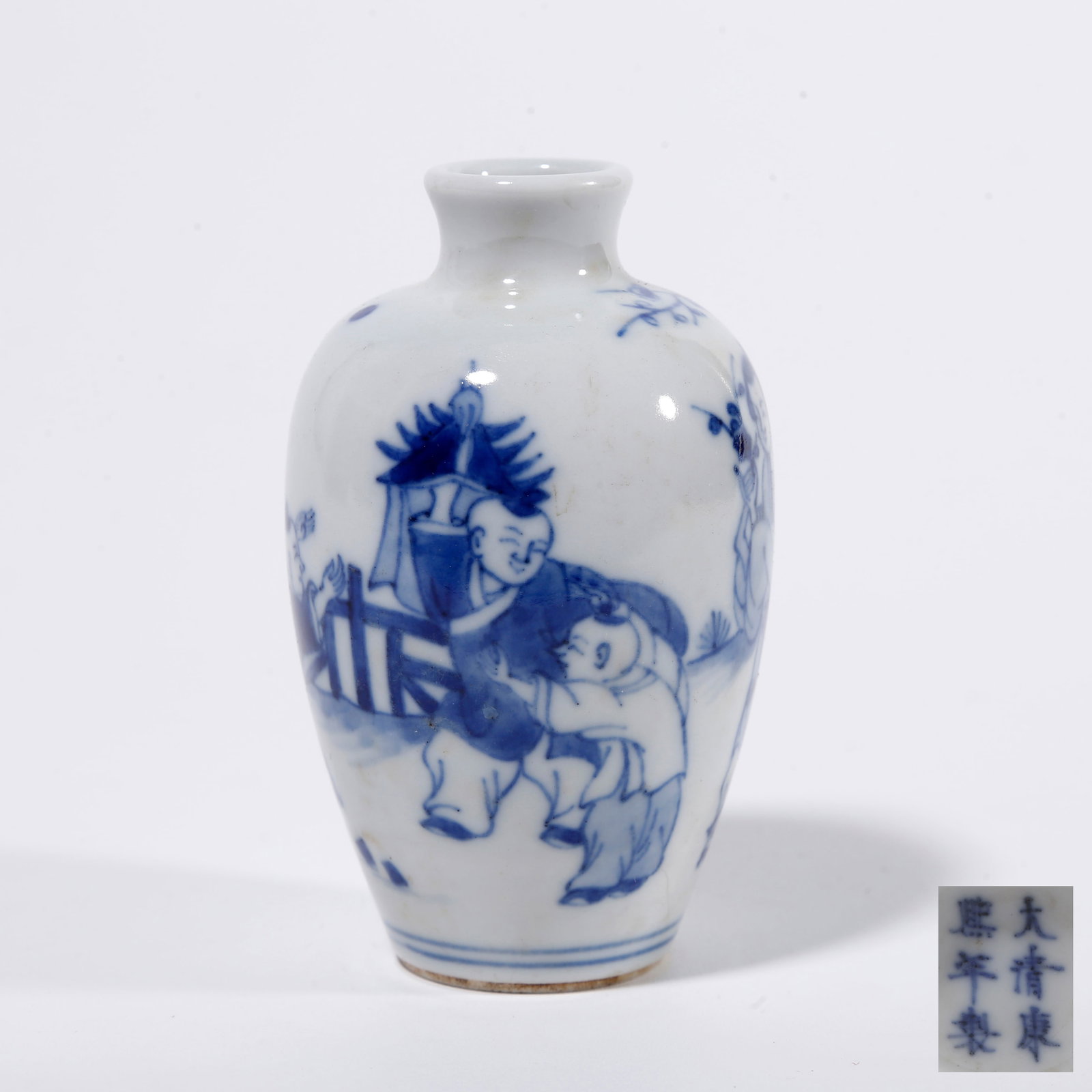 A BLUE AND WHITE SNUFF BOTTLE WITH CHILDREN AT PLAY PATTERN (1 of 9)