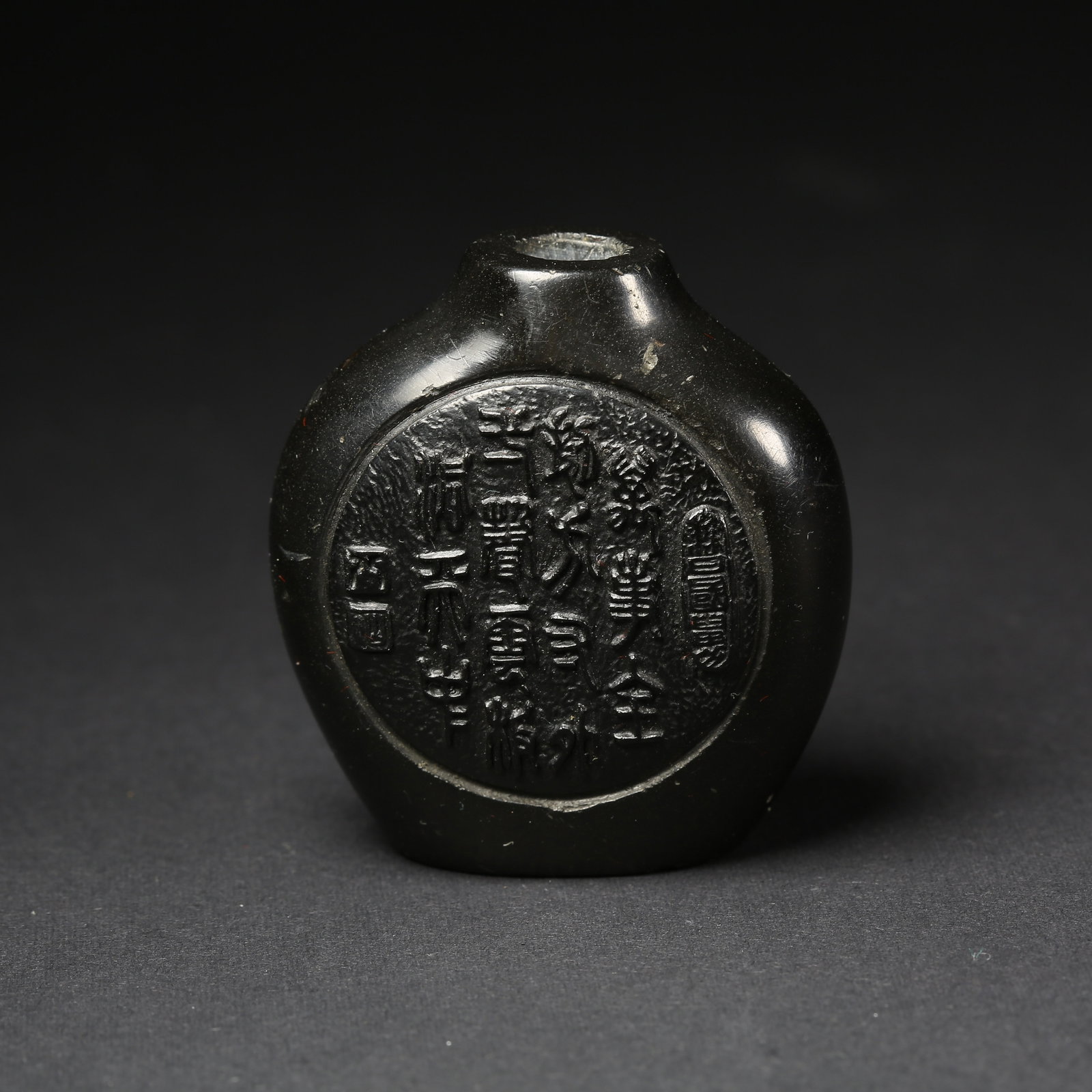A COAL CRYSTAL SNUFF BOTTLE WITH FIGURE DECORATION: Coal Crystal Snuff Bottle with Figure Decoration