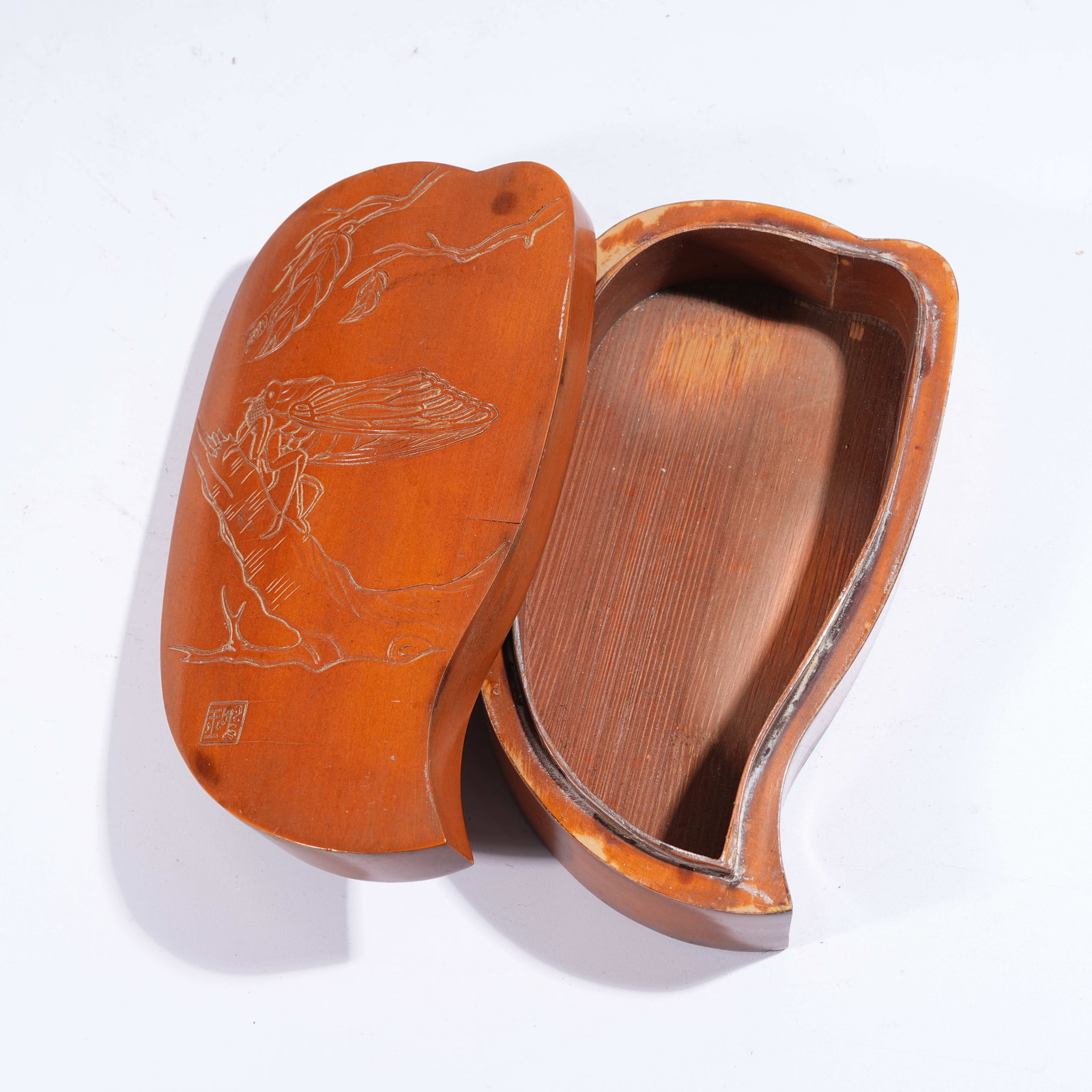 A BOXWOOD COVERED BOX WITH CICADA MOTIF (1 of 9)
