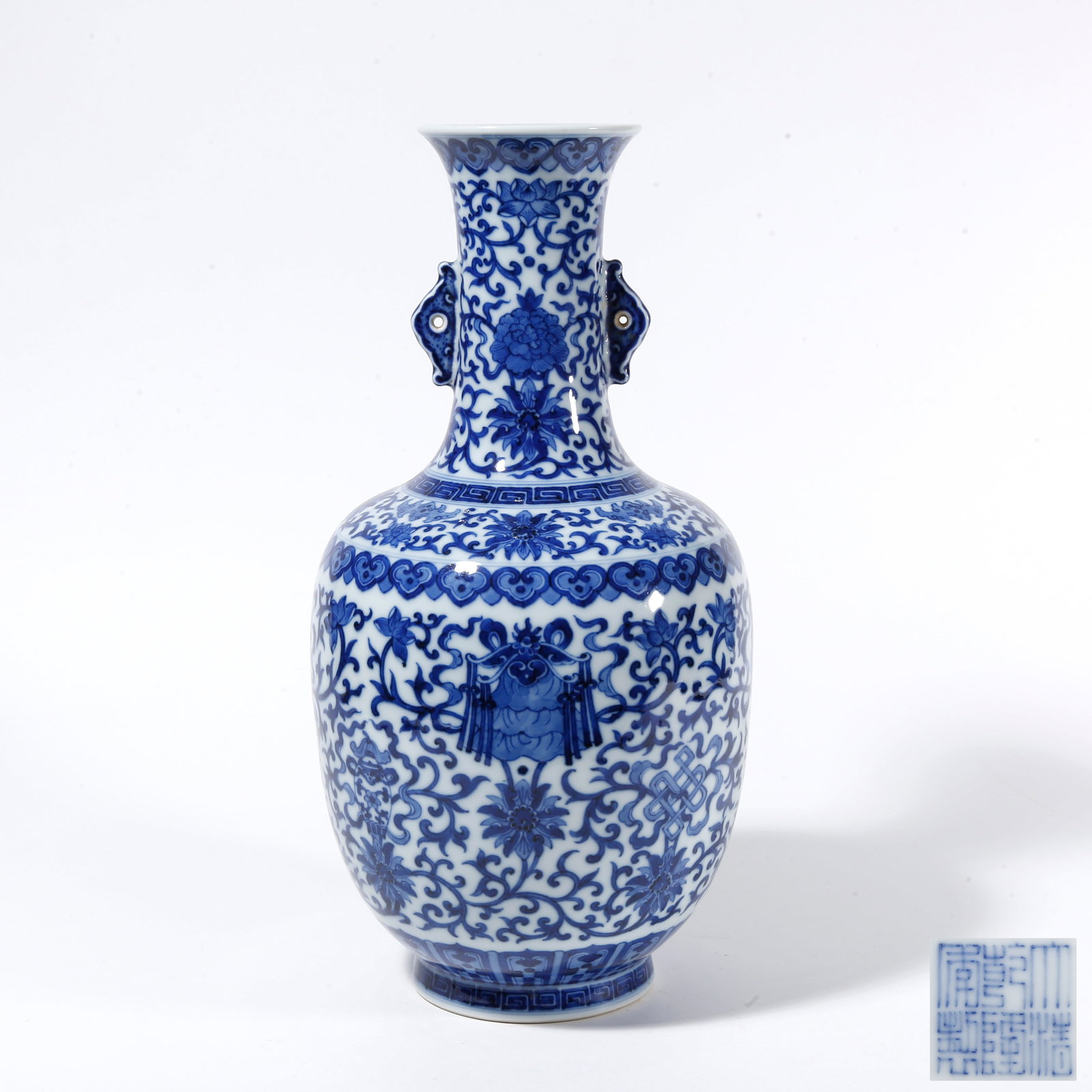 A BLUE AND WHITE DOUBLE-EARED VASE WITH INTERLOCKING FLORAL PATTERN (1 of 9)