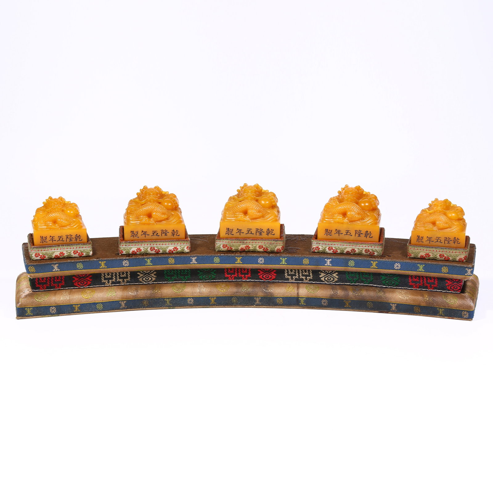 A SET OF SHOUSHAN TIANHUANG STONE SEALS WITH DRAGON KNOBS: Set of Shoushan Tianhuang stone seals with dragon knobs