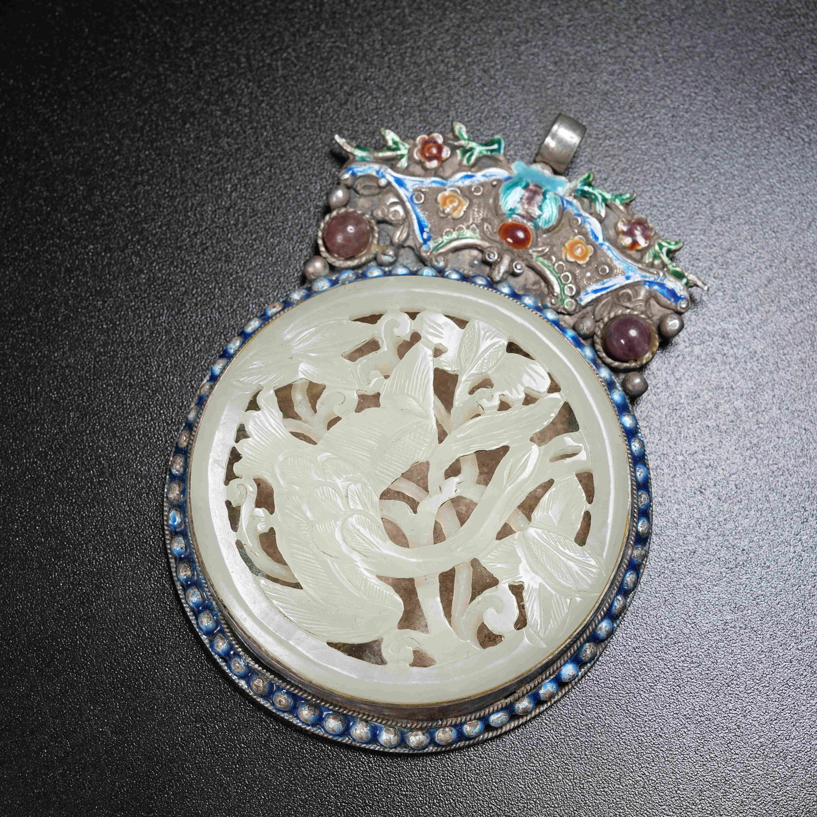 A HOTAN JADE SILVER-MOUNTED PENDANT ORNAMENT (1 of 8)