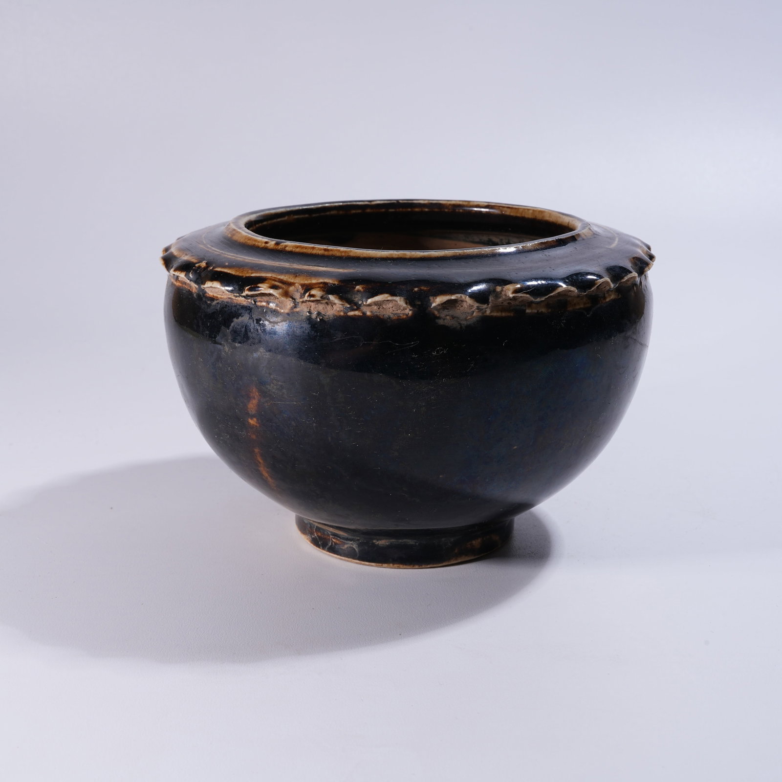 A BLACK-GLAZED JAR WITH LOBED RIM (1 of 9)