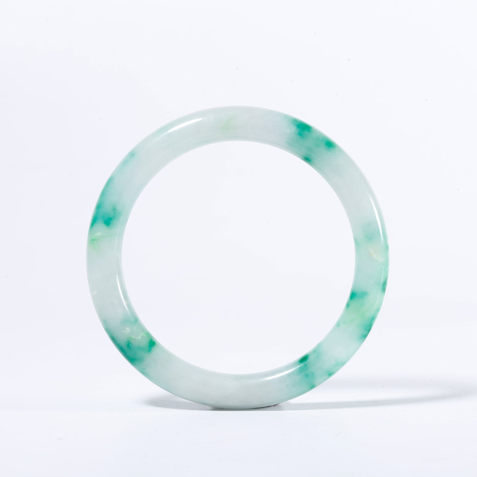A JADEITE CARVED BRACELET: Jadeite Carved Bracelet