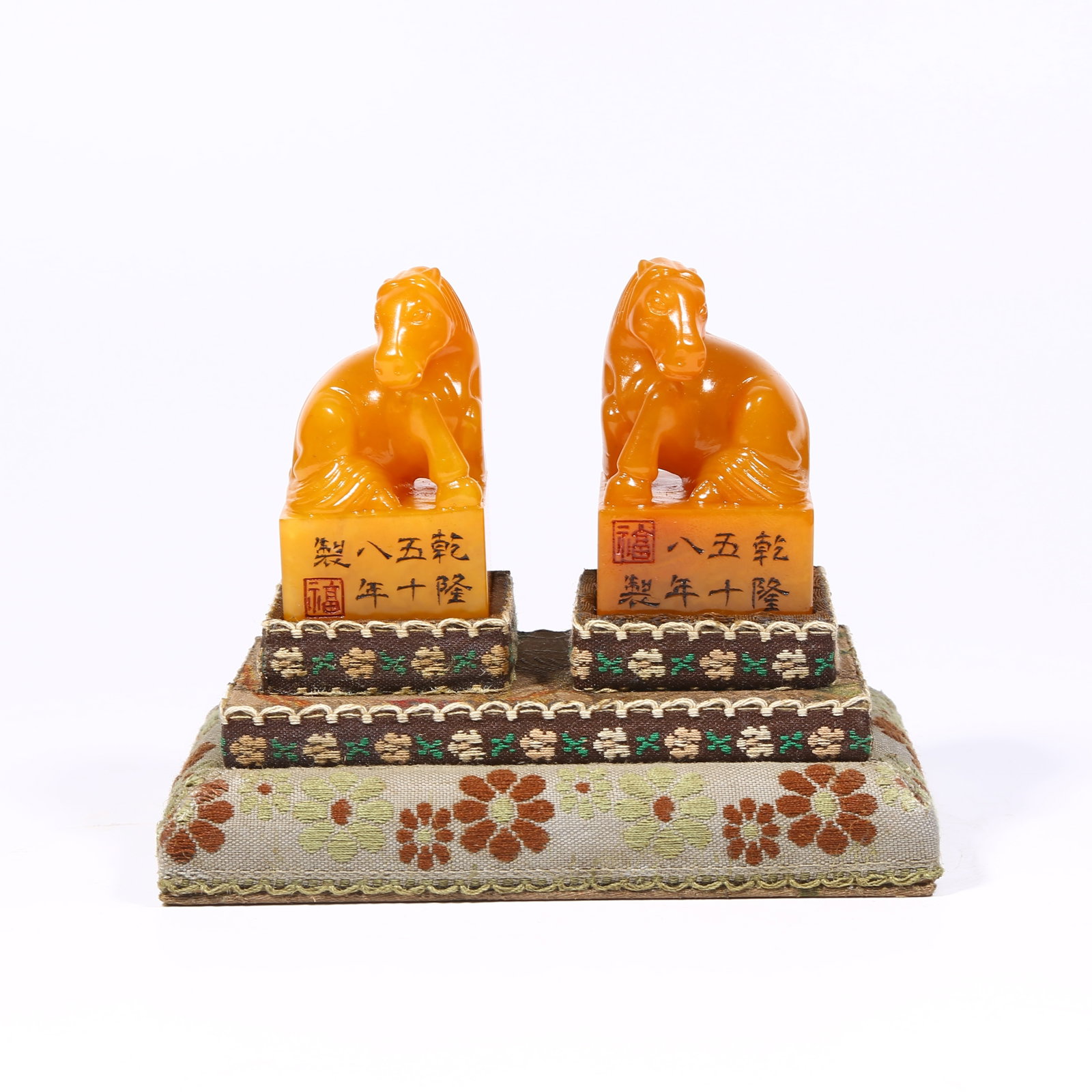 A SET OF SHOUSHAN TIANHUANG STONE SEALS WITH HORSE KNOBS: Set of Shoushan Tianhuang stone seals with horse knobs