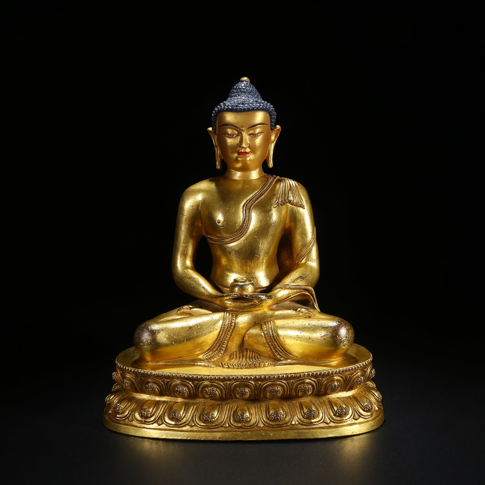 A GILT BRONZE STATUE OF SHAKYAMUNI BUDDHA: Gilt Bronze Statue of Shakyamuni Buddha