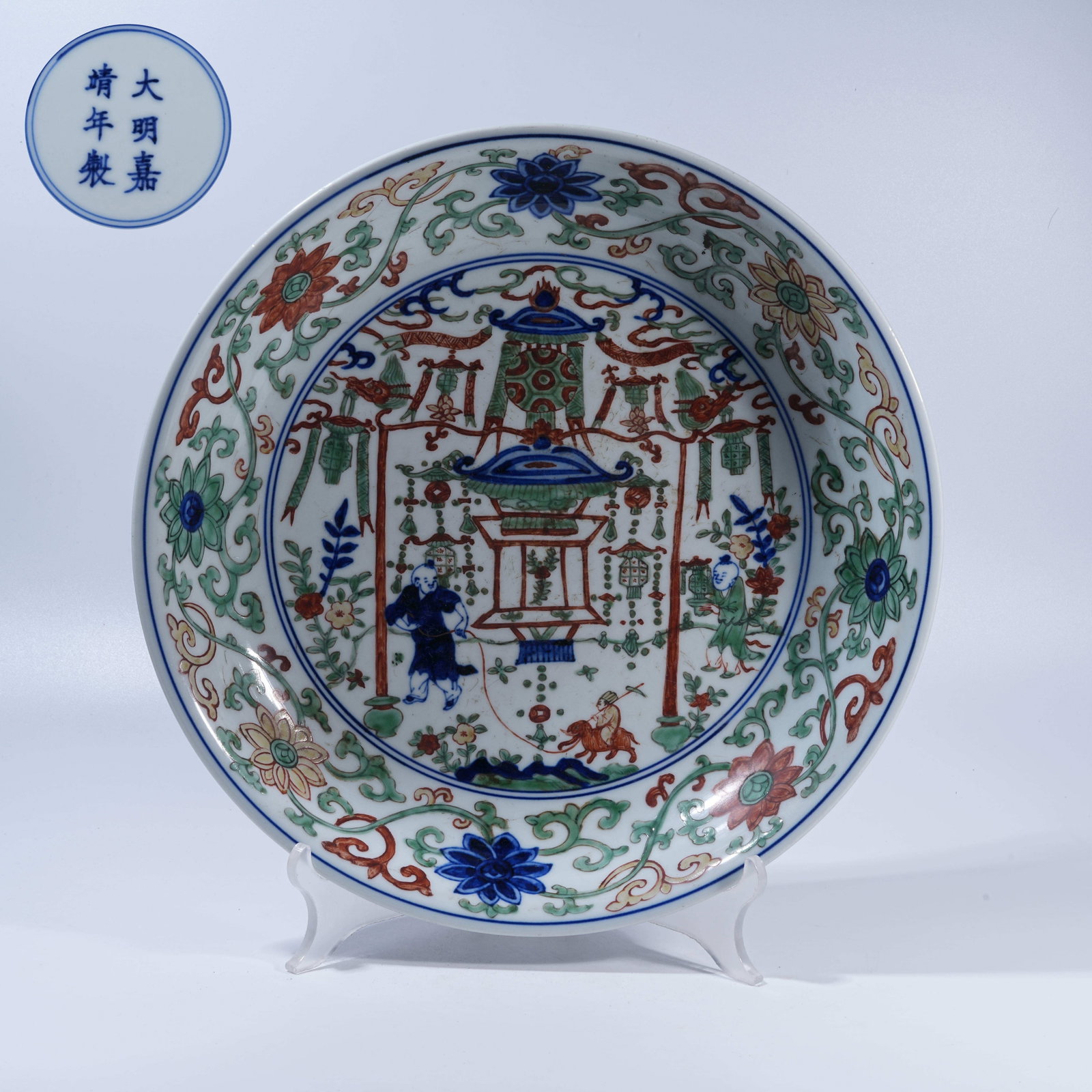 A WUCAI LARGE DISH WITH FIGURE NARRATIVE SCENES: Wucai Large Dish with Figure Narrative Scenes