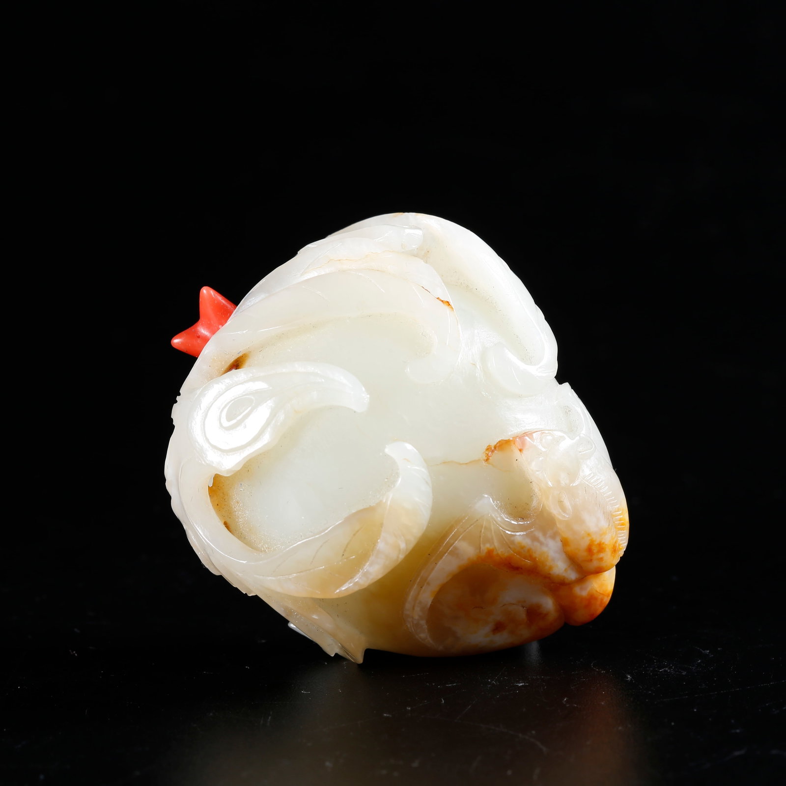 A HETIAN JADE CARVED PEACH-SHAPED SNUFF BOTTLE (1 of 10)