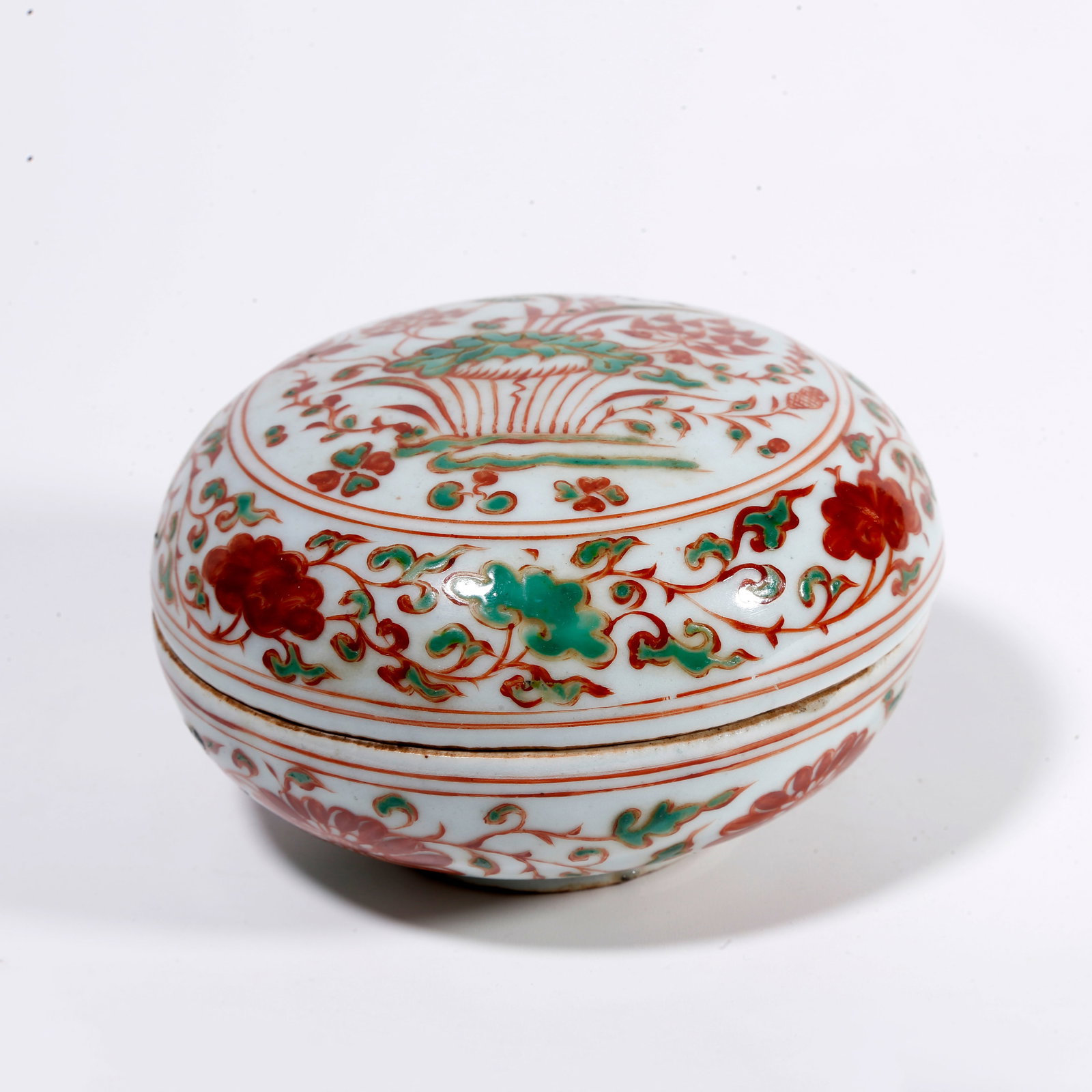 A DOUCAI LIDDED BOX WITH FLORAL AND GRASS PATTERN (1 of 9)