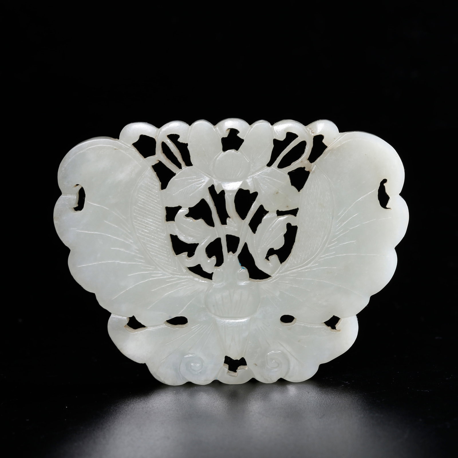 A HETIAN JADE CARVED BUTTERFLY-SHAPED PENDANT: Hetian Jade Carved Butterfly-shaped Pendant