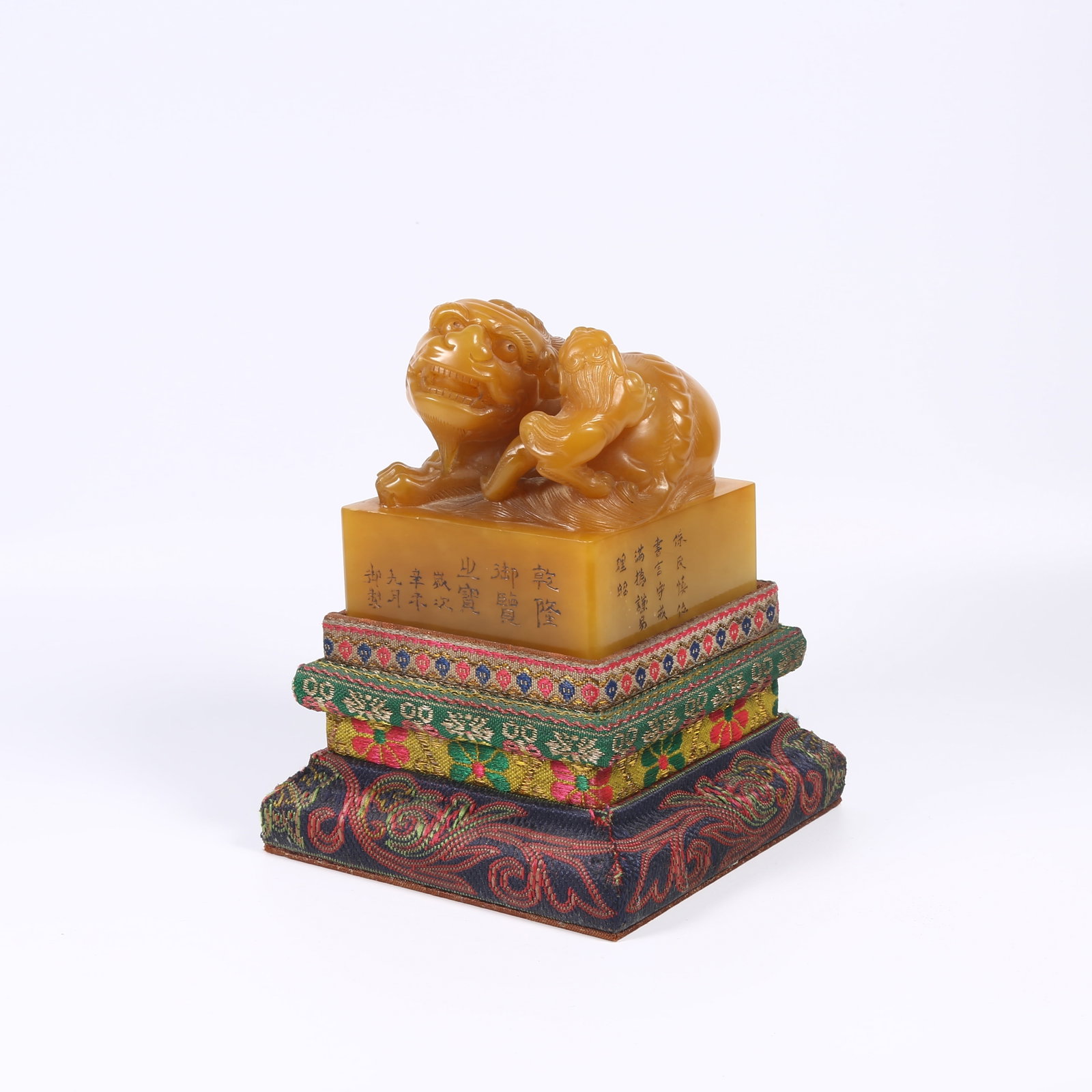A SHOUSHAN TIANHUANG STONE SEAL WITH BEAST-SHAPED KNOB: Shoushan Tianhuang stone seal with beast-shaped knob
