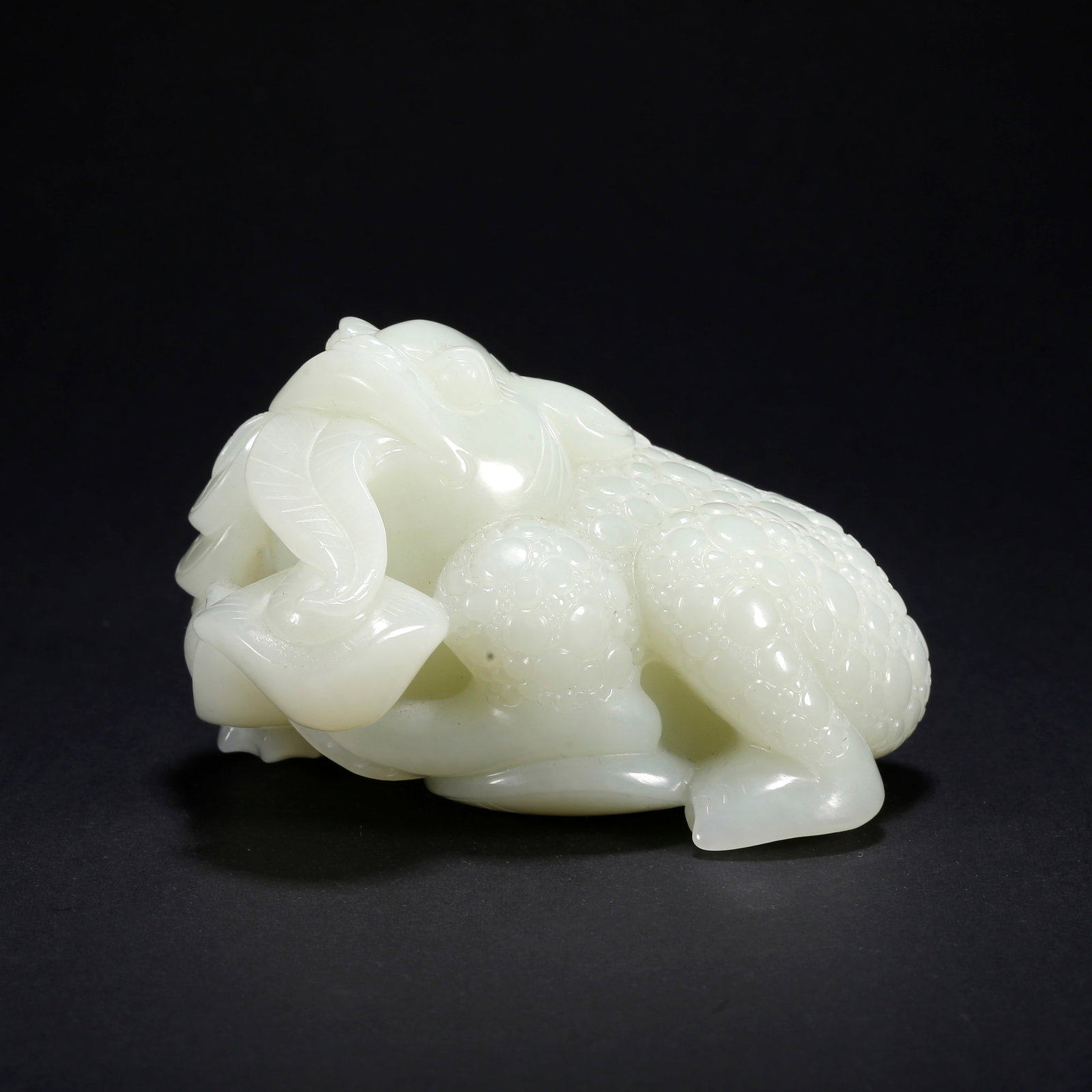 A HETIAN JADE THREE-LEGGED GOLDEN TOAD FIGURINE (1 of 10)