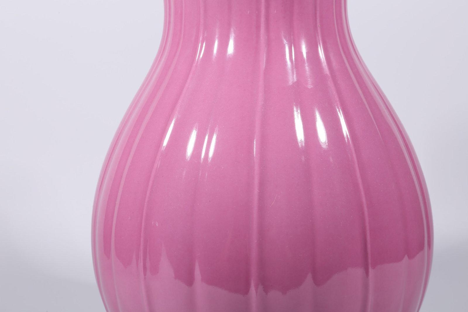 A RASPBERRY-RED GLAZED VASE - 3