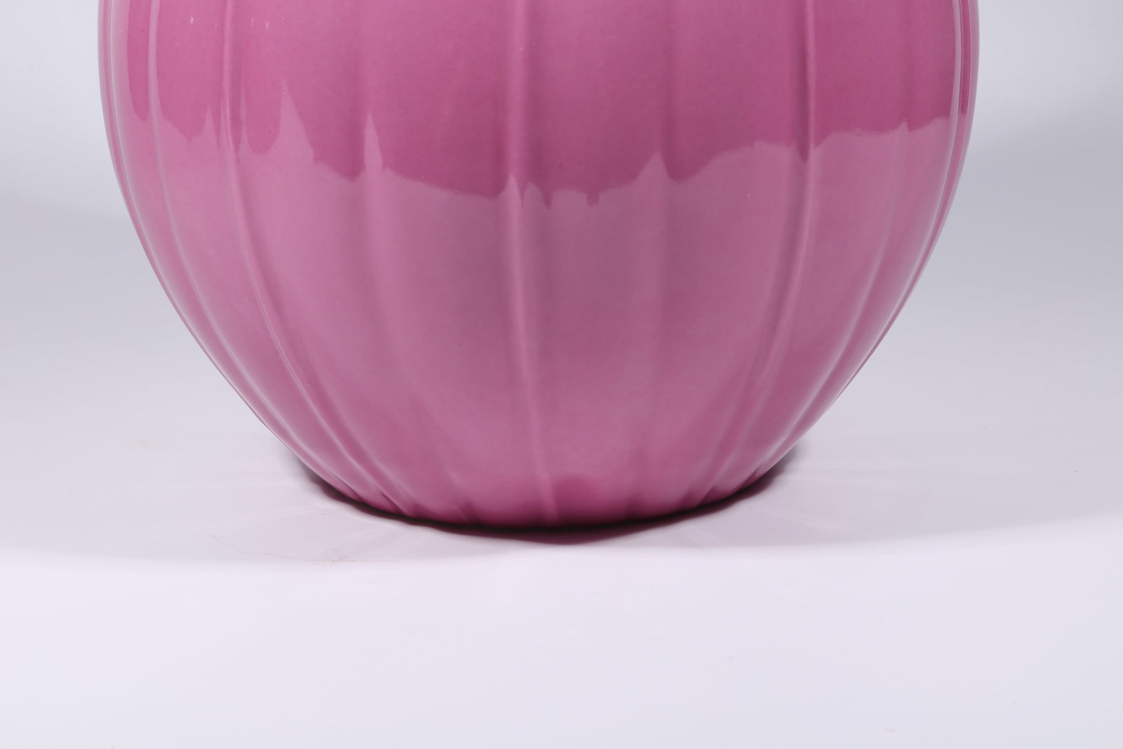 A RASPBERRY-RED GLAZED VASE - 4