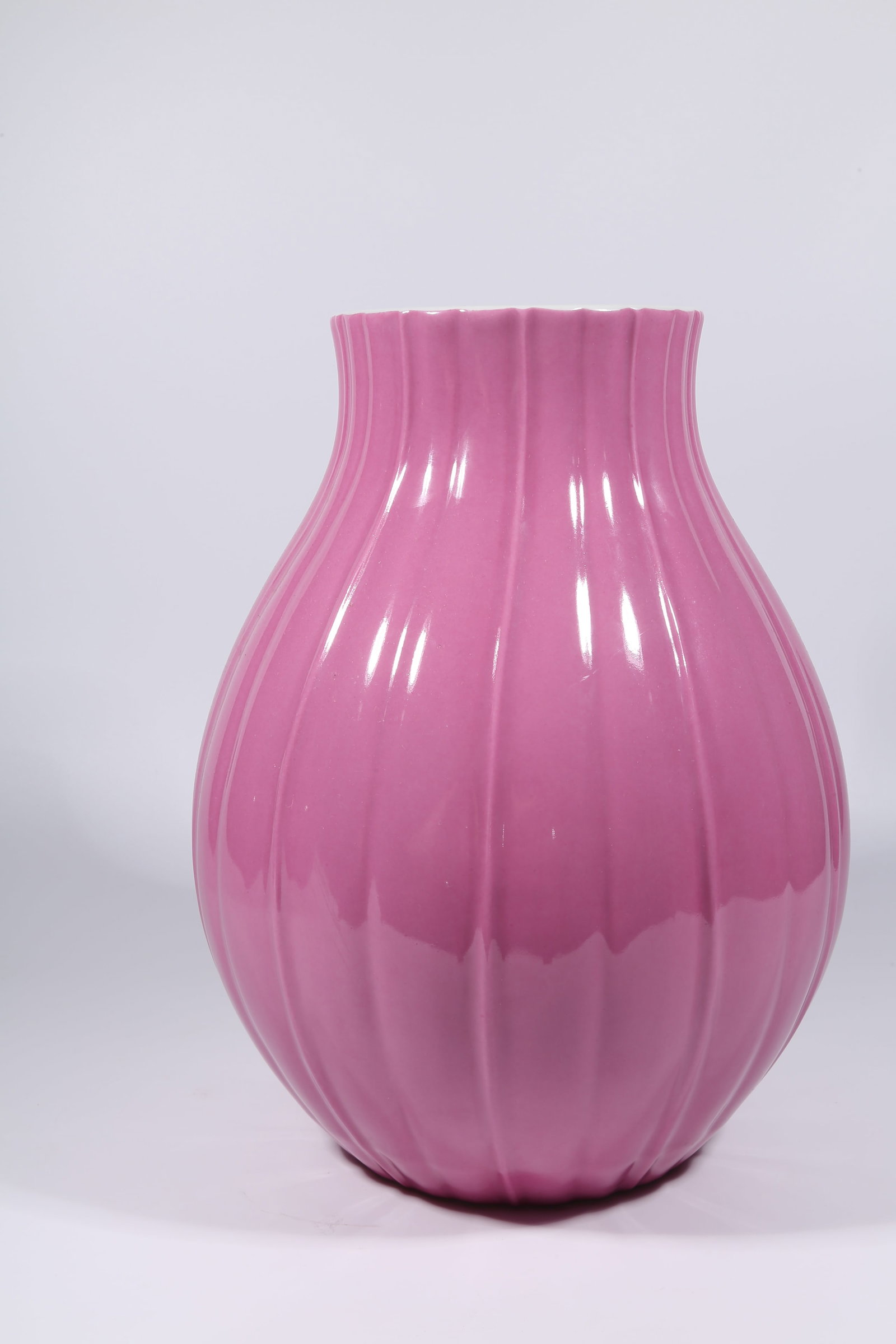 A RASPBERRY-RED GLAZED VASE - 6