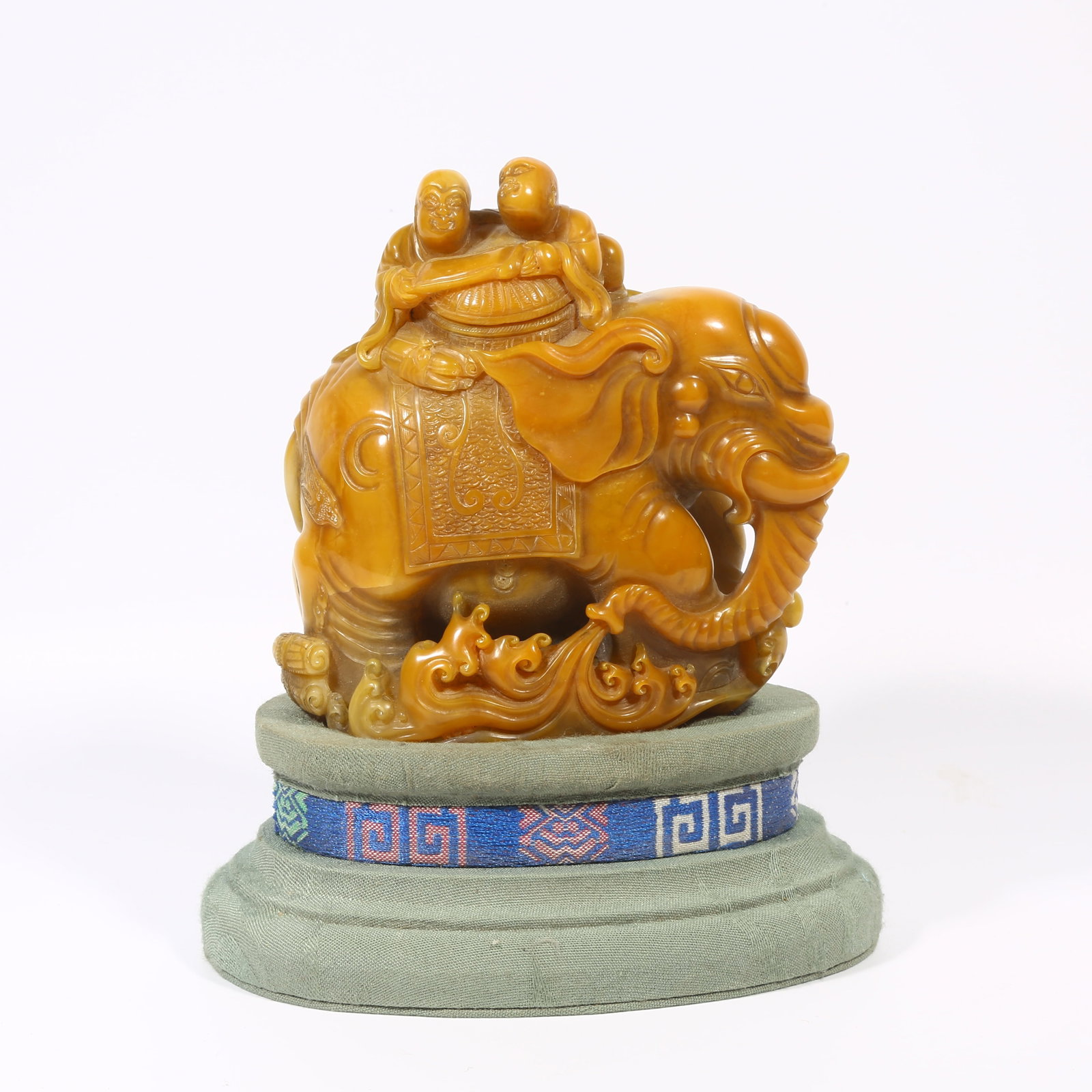A SHOUSHAN STONE SEAL WITH ARHAT PLAYING WITH ELEPHANT-SHAPED KNOB (1 of 8)