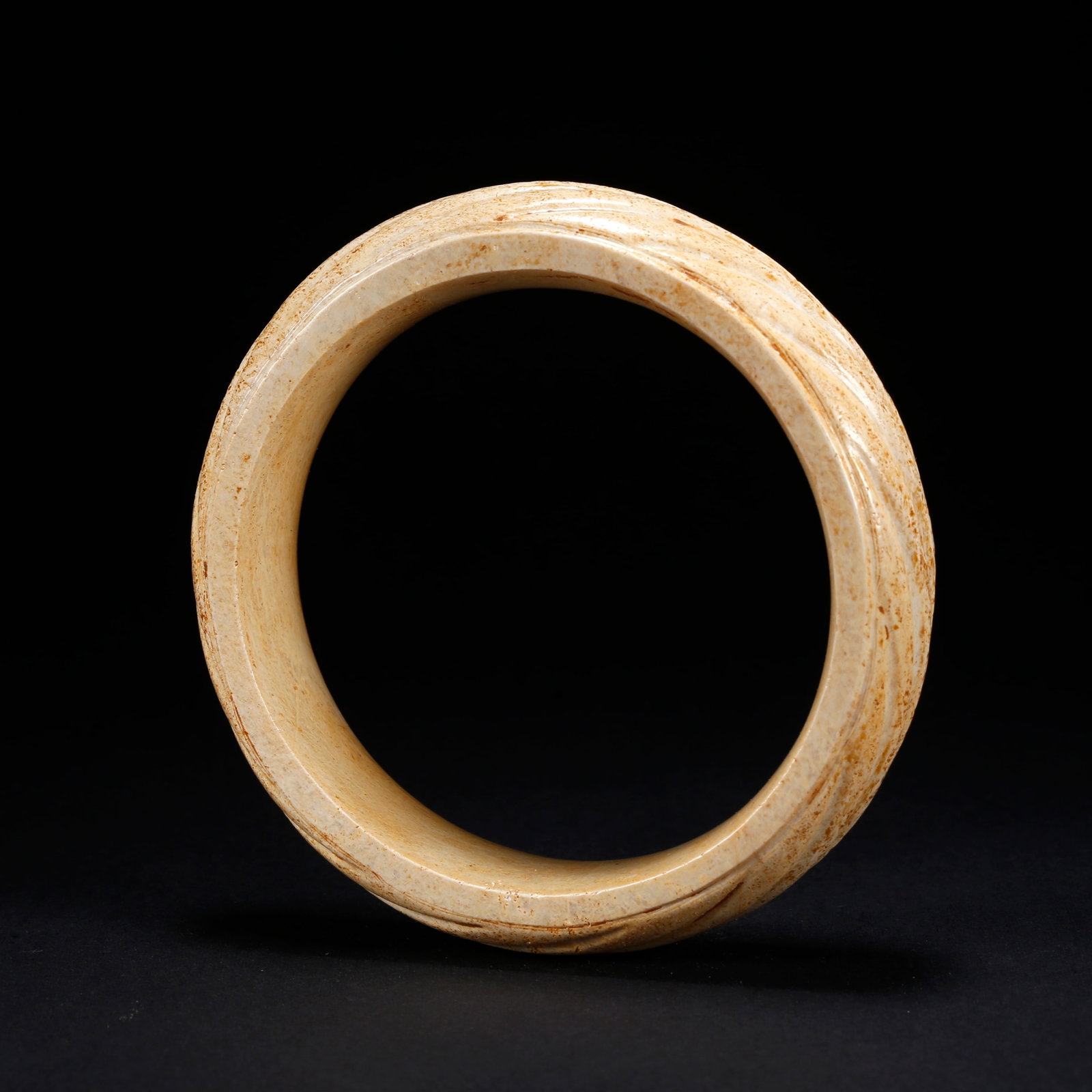 A ANCIENT JADE BRACELET (1 of 8)