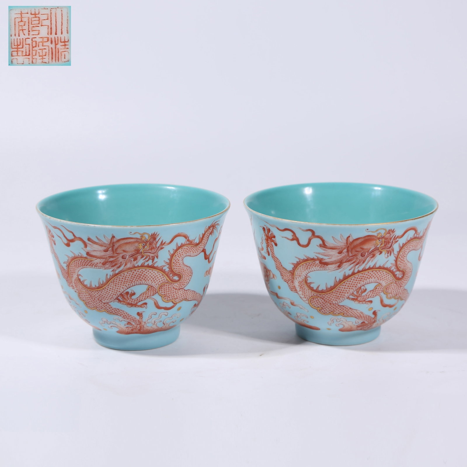 A TURQUOISE-GREEN GROUND ALUM-RED CLOUD AND DRAGON PATTERN CUP SET: Turquoise-green ground alum-red cloud and dragon pattern cup set