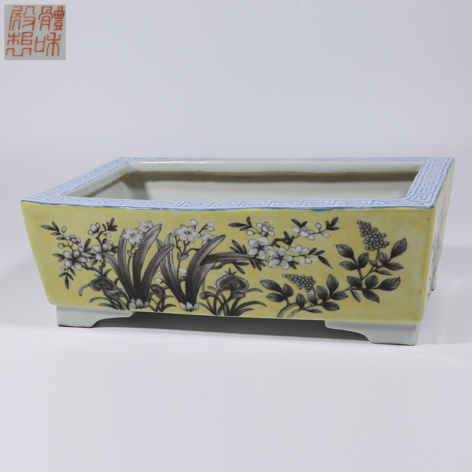 A YELLOW-GROUND FAMILLE NOIRE NARCISSUS BASIN WITH FLORAL DESIGN: Yellow-ground Famille Noire Narcissus Basin with Floral Design