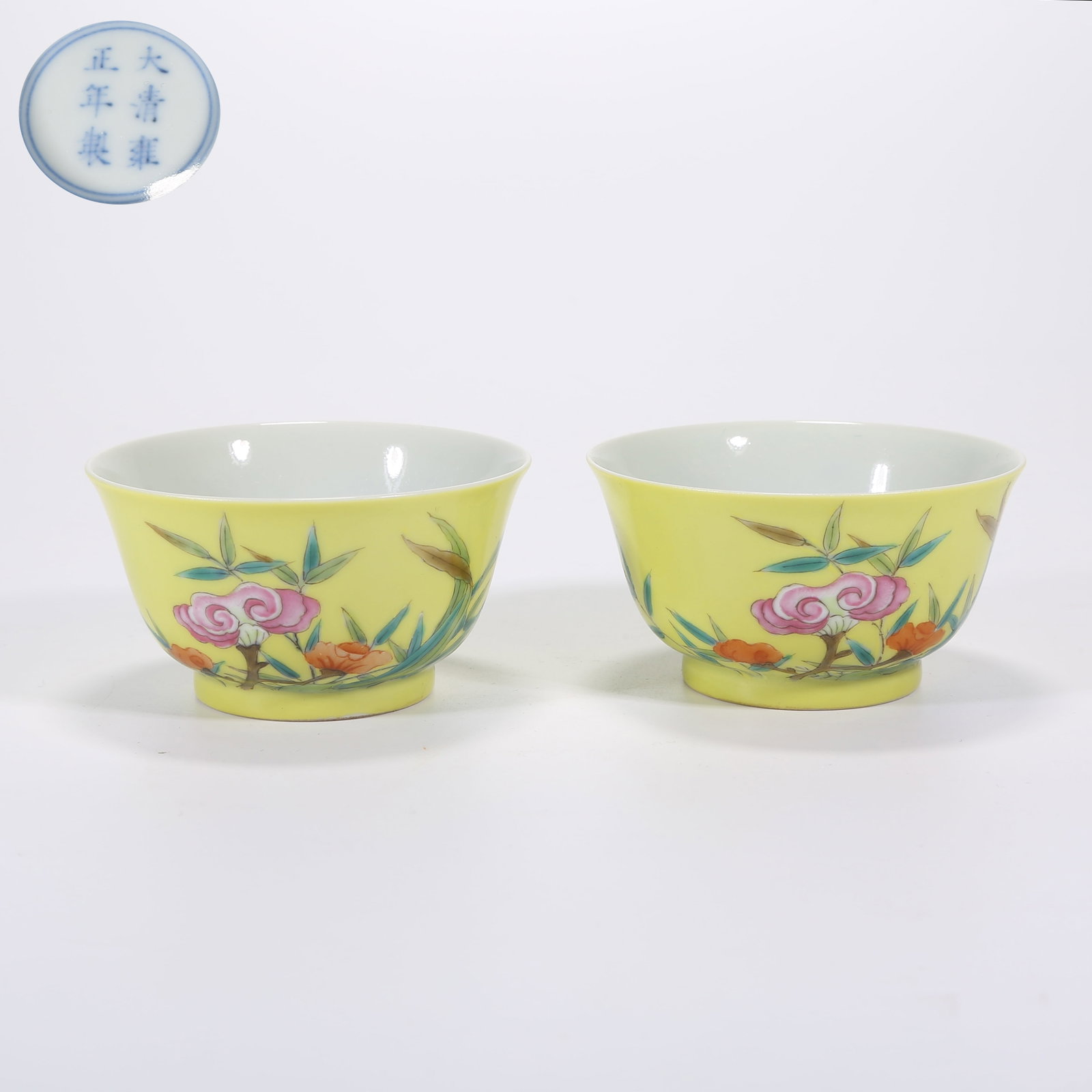 A FAMILLE ROSE RUYI AND FLORAL PATTERN WINE CADDIES SET: Famille Rose Ruyi and Floral Pattern Wine Caddies Set