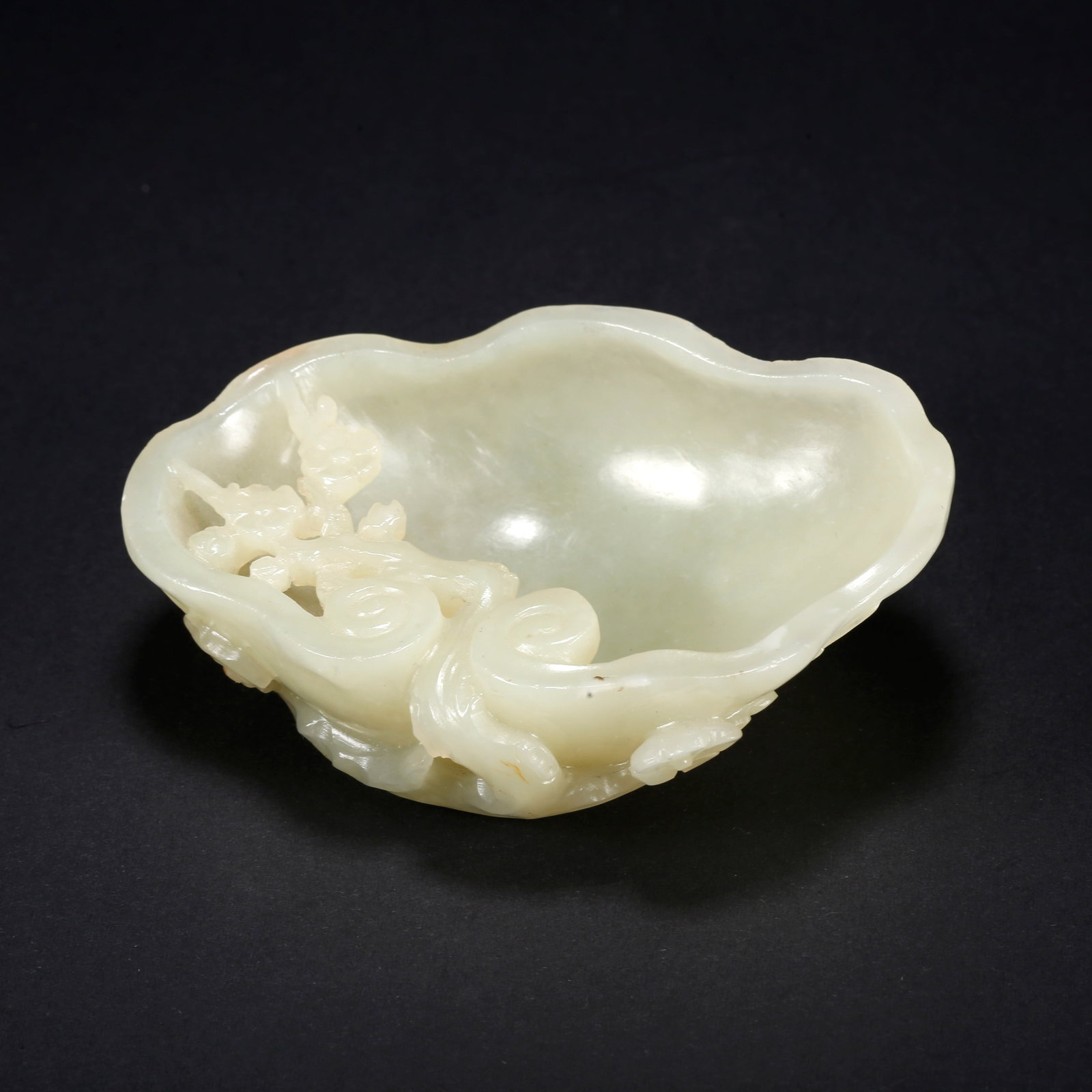 A HETIAN JADE LINGZHI-SHAPED WASHER: Hetian Jade Lingzhi-Shaped Washer