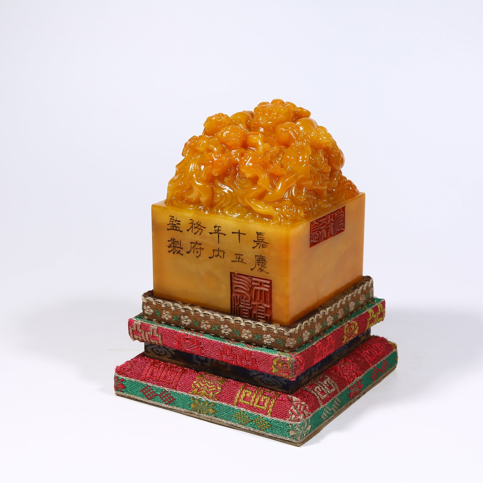 A SHOUSHAN TIANHUANG STONE CHI DRAGON KNOB (1 of 8)
