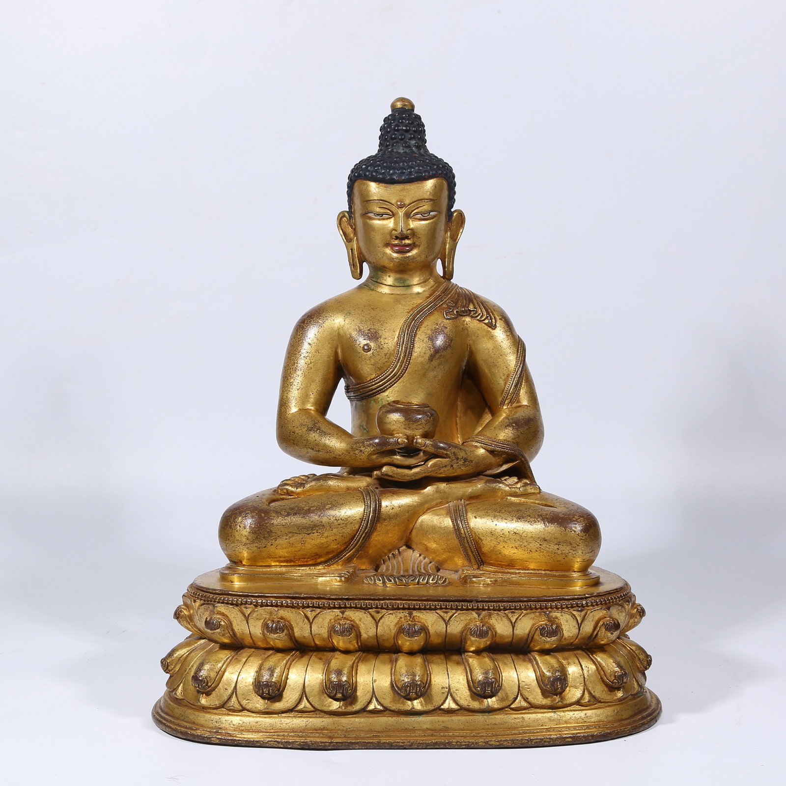 A GILT BRONZE SHAKYAMUNI STATUE (1 of 10)