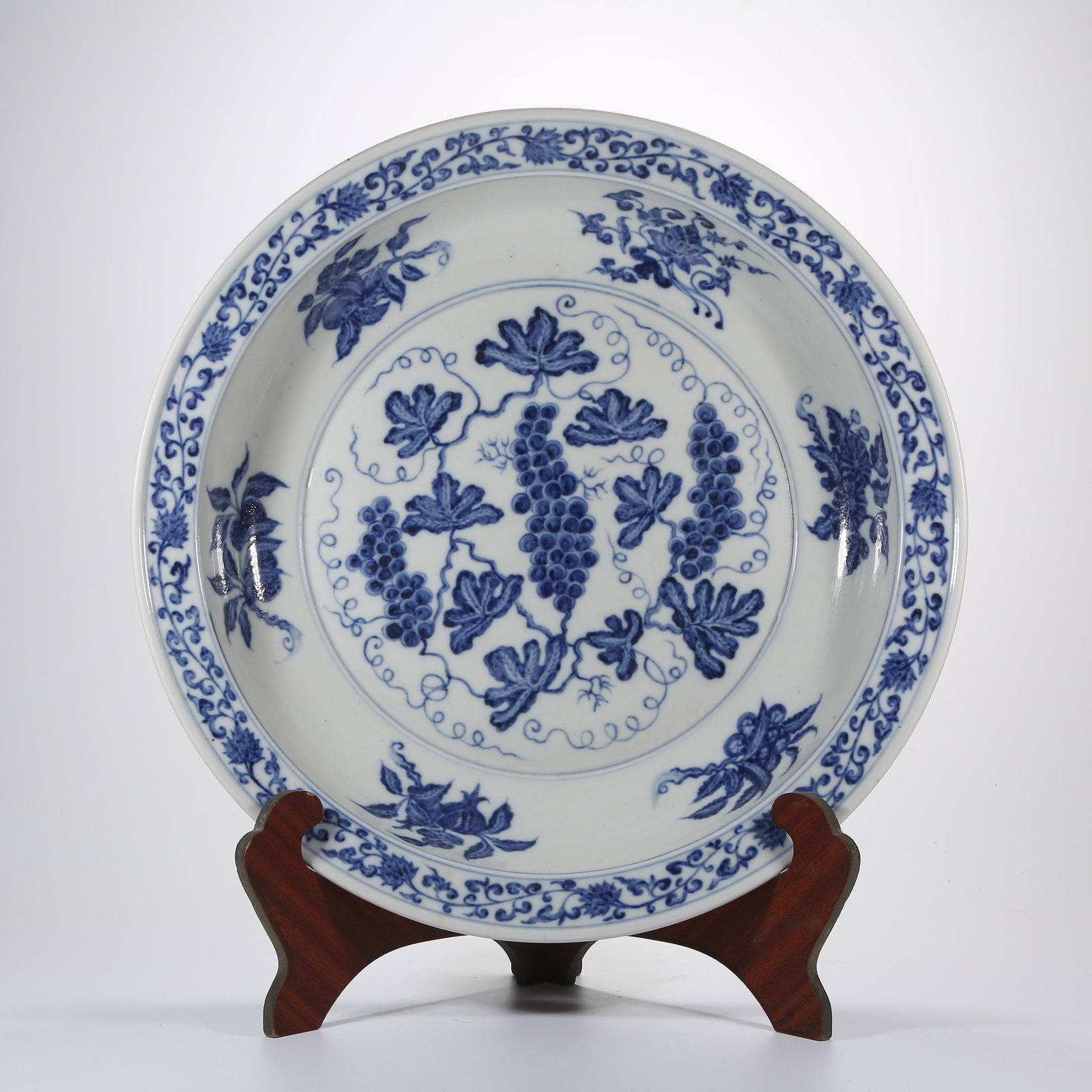 A BLUE-AND-WHITE LARGE FOLDED-RIM PLATE WITH GRAPE PATTERN: Blue-and-White Large Folded-Rim Plate with Grape Pattern