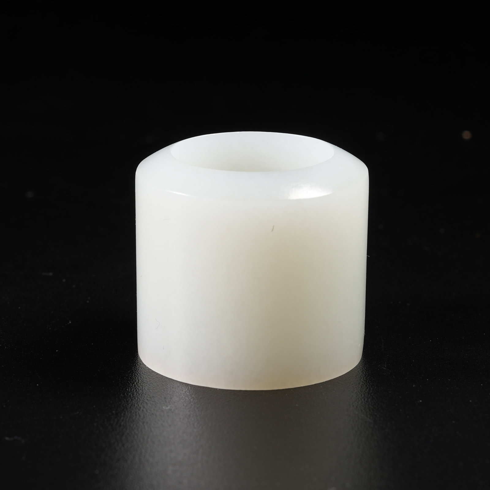 A HETIAN WHITE JADE THUMB RING (1 of 8)