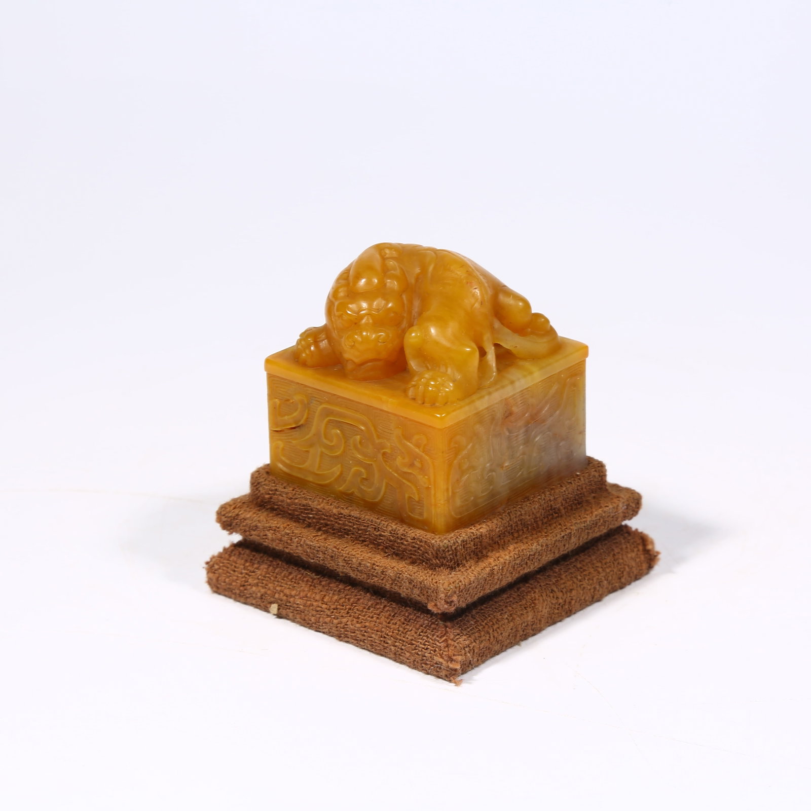 A SHOUSHAN TIANHUANG STONE SEAL WITH BEAST KNOB (1 of 8)