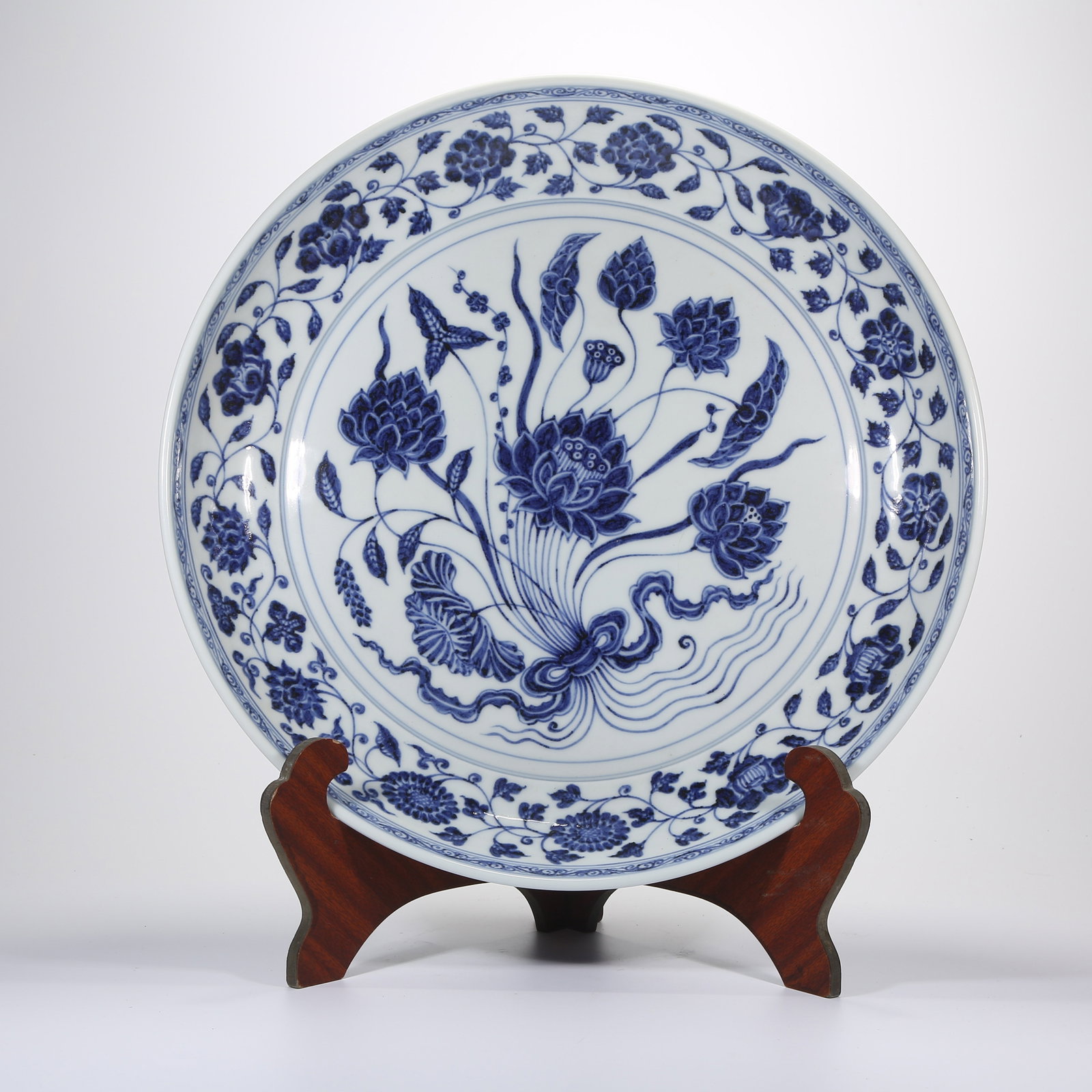 A BLUE-AND-WHITE LARGE PLATE WITH FLORAL PATTERN (1 of 8)