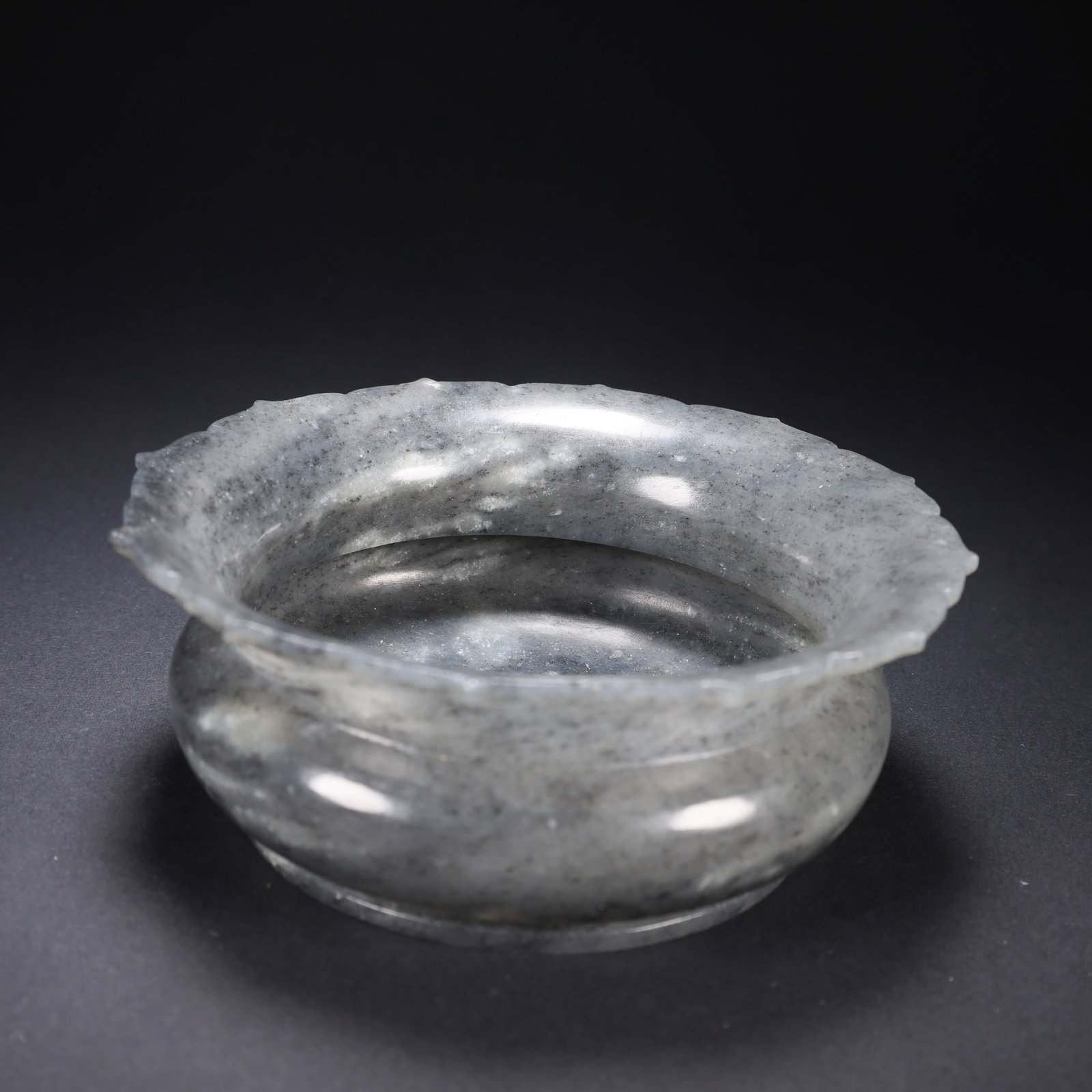 A HETIAN JADE QIANLONG-STYLE INCENSE HOLDER: Hetian Jade Qianlong-Style Incense Holder