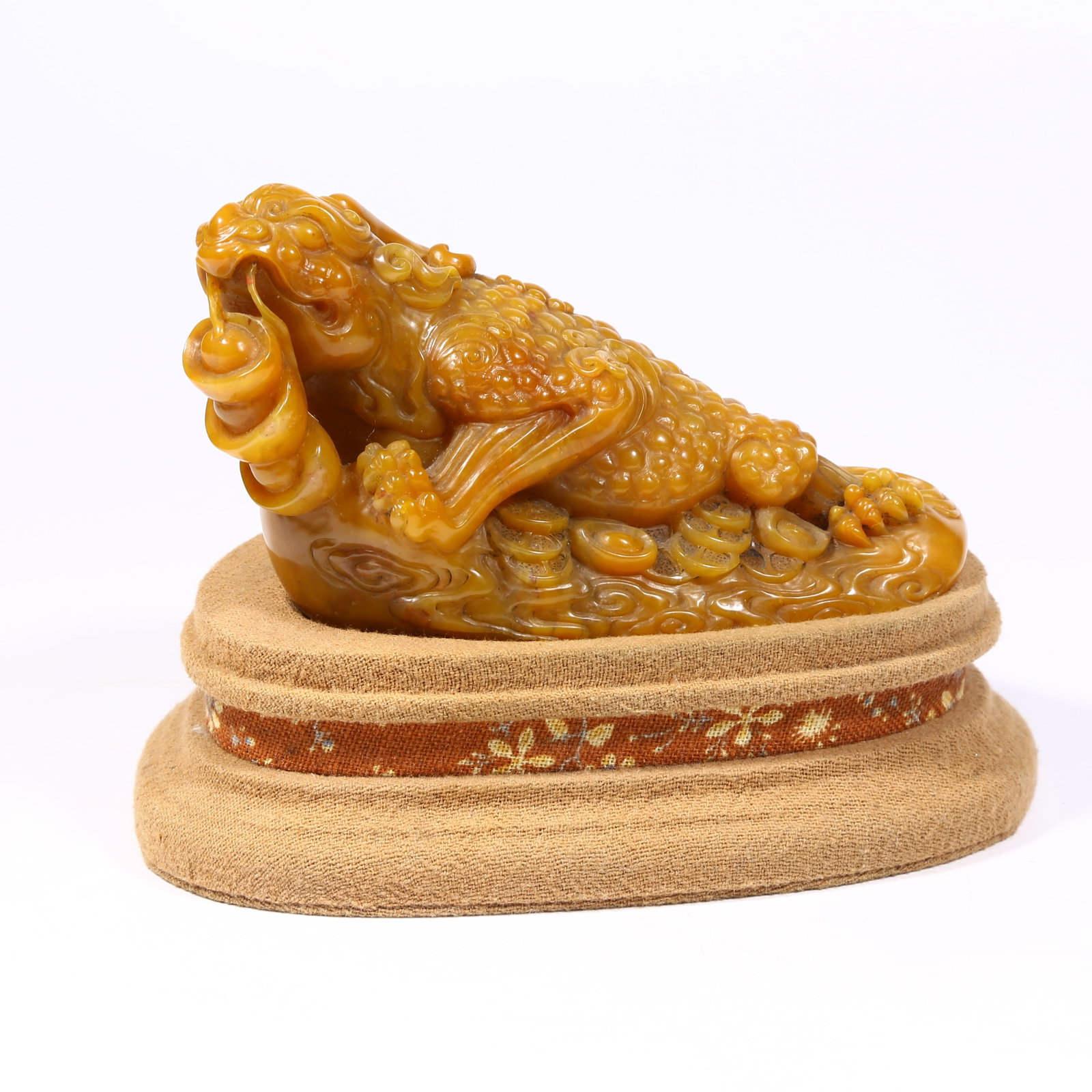 A SHOUSHAN TIANHUANG STONE GOLD TOAD FIGURINE (1 of 8)