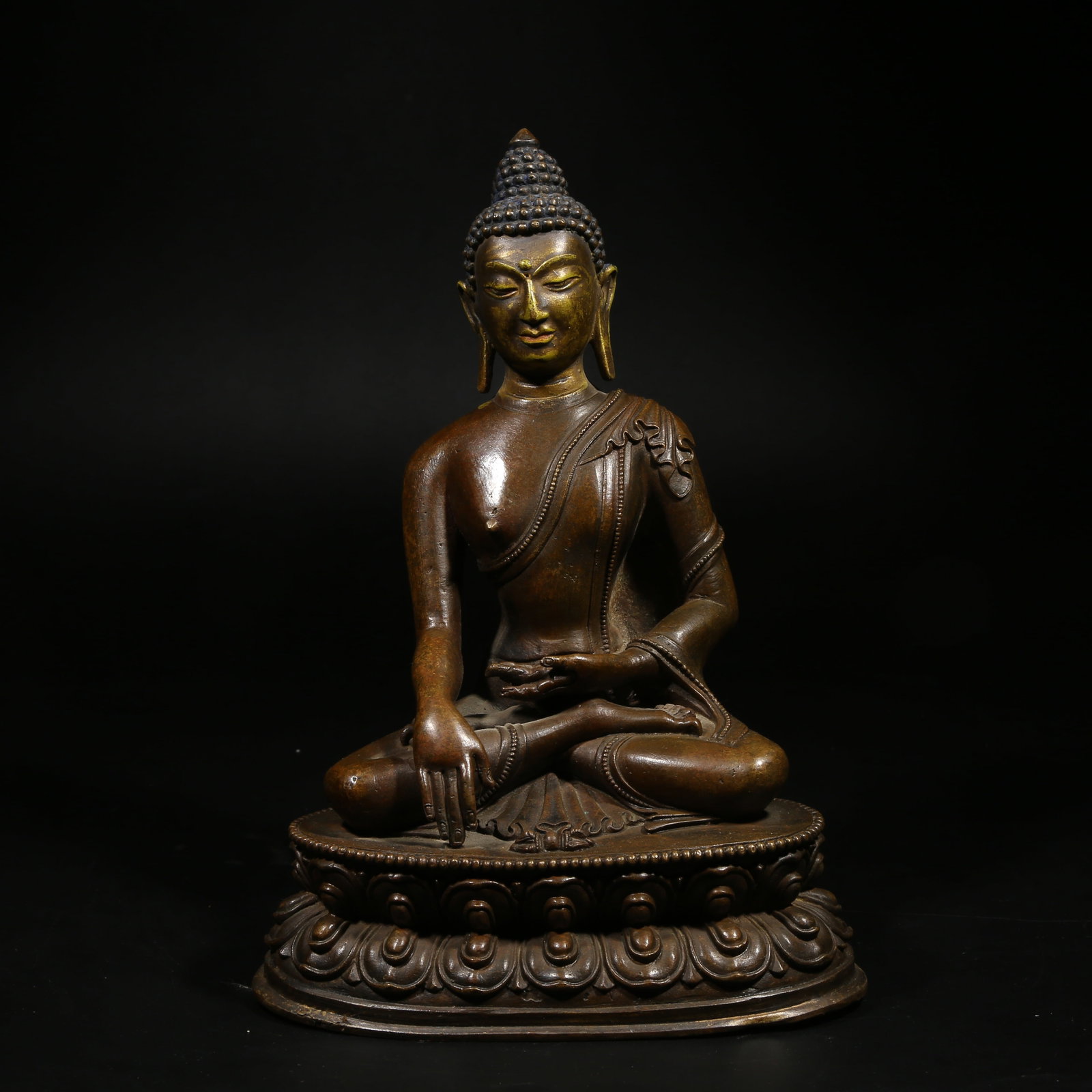 A BRONZE STATUE OF SHAKYAMUNI BUDDHA (1 of 8)