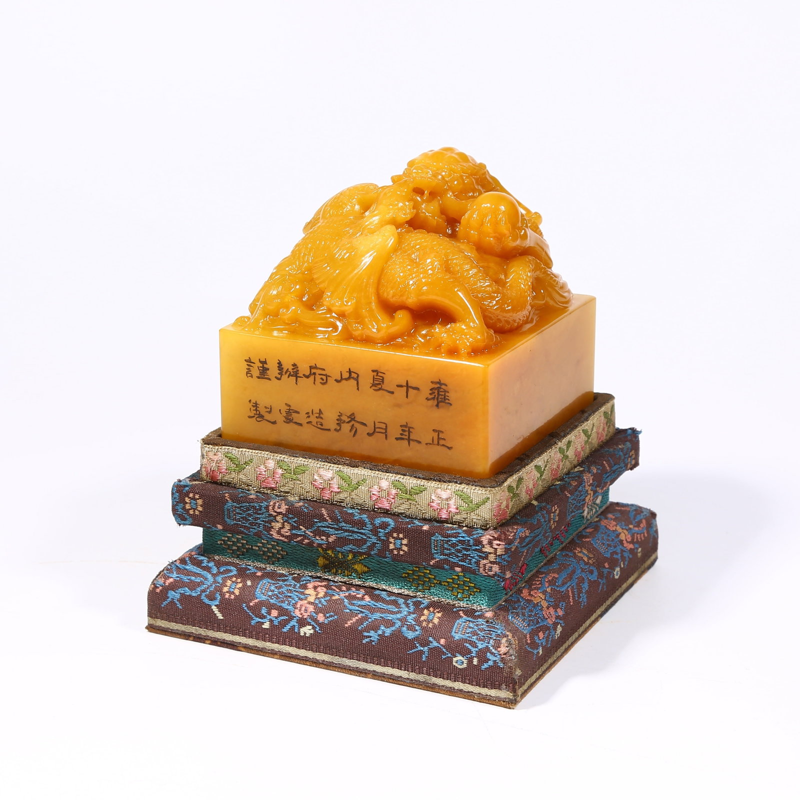 A SHOUSHAN TIANHUANG STONE SEAL WITH DRAGON AND PHOENIX KNOB: Shoushan Tianhuang stone seal with dragon and phoenix knob