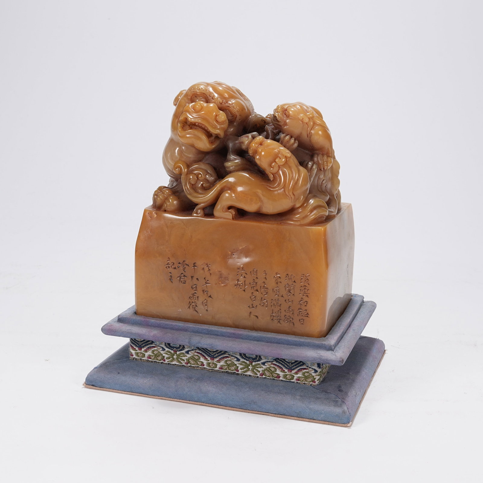 A SHOUSHAN TIANHUANG STONE LION KNOB SEAL: Shoushan Tianhuang Stone Lion Knob Seal