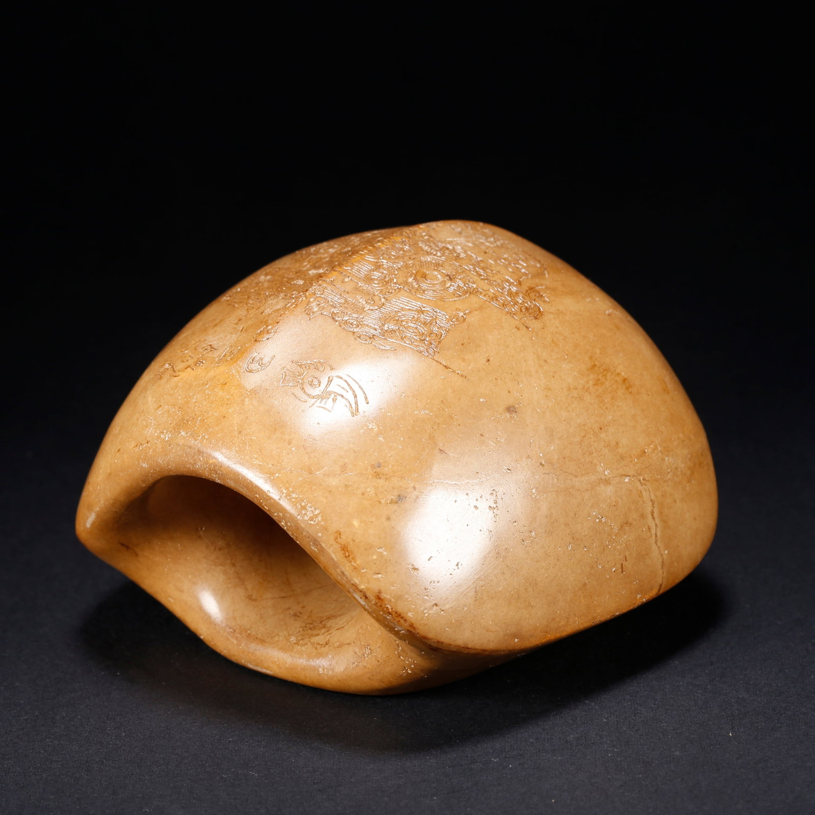 A ANCIENT JADE BEAST FACE-SHAPED FIGURINE (1 of 8)