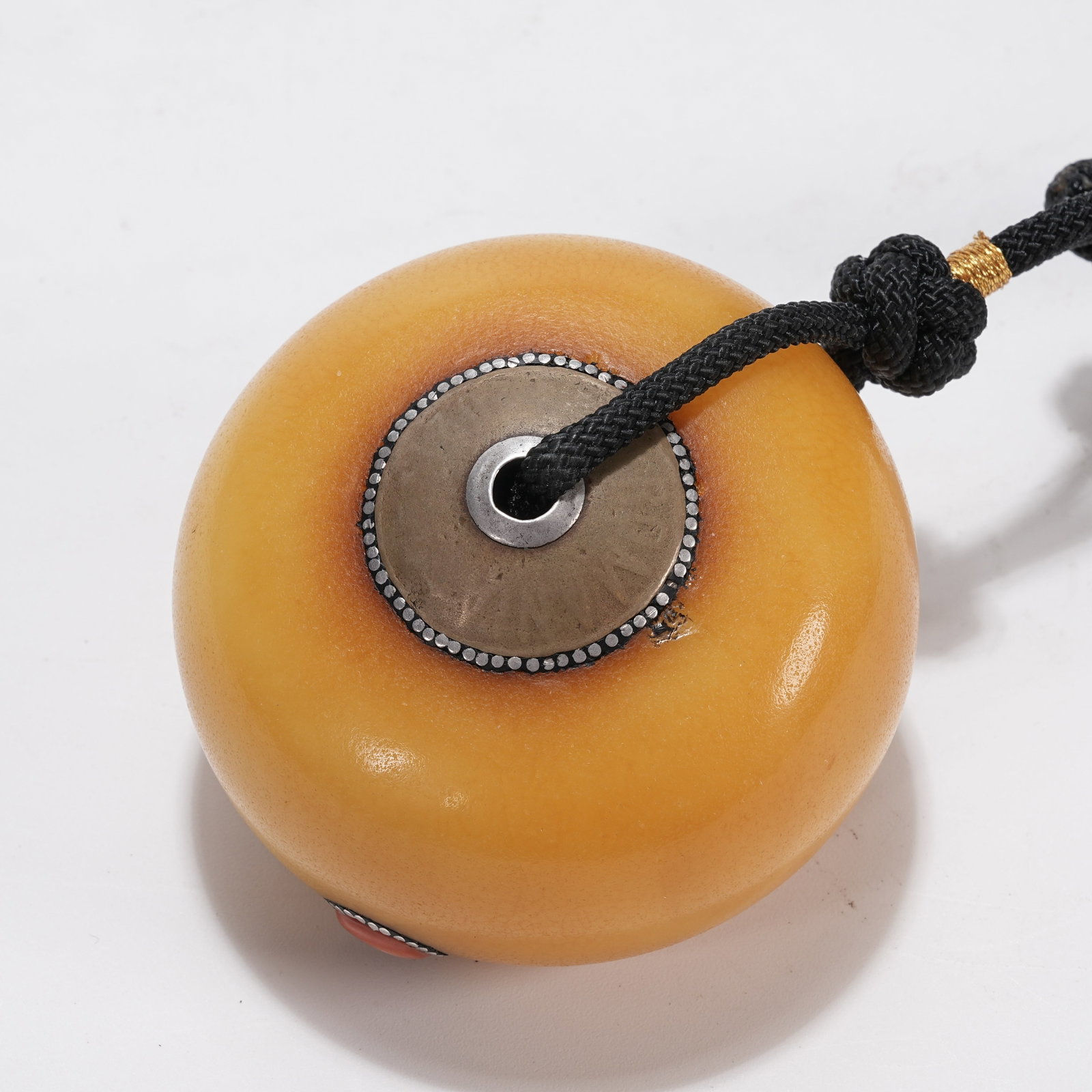 A AMBER INLAID JEWEL PENDANT: Amber Inlaid Jewel Pendant