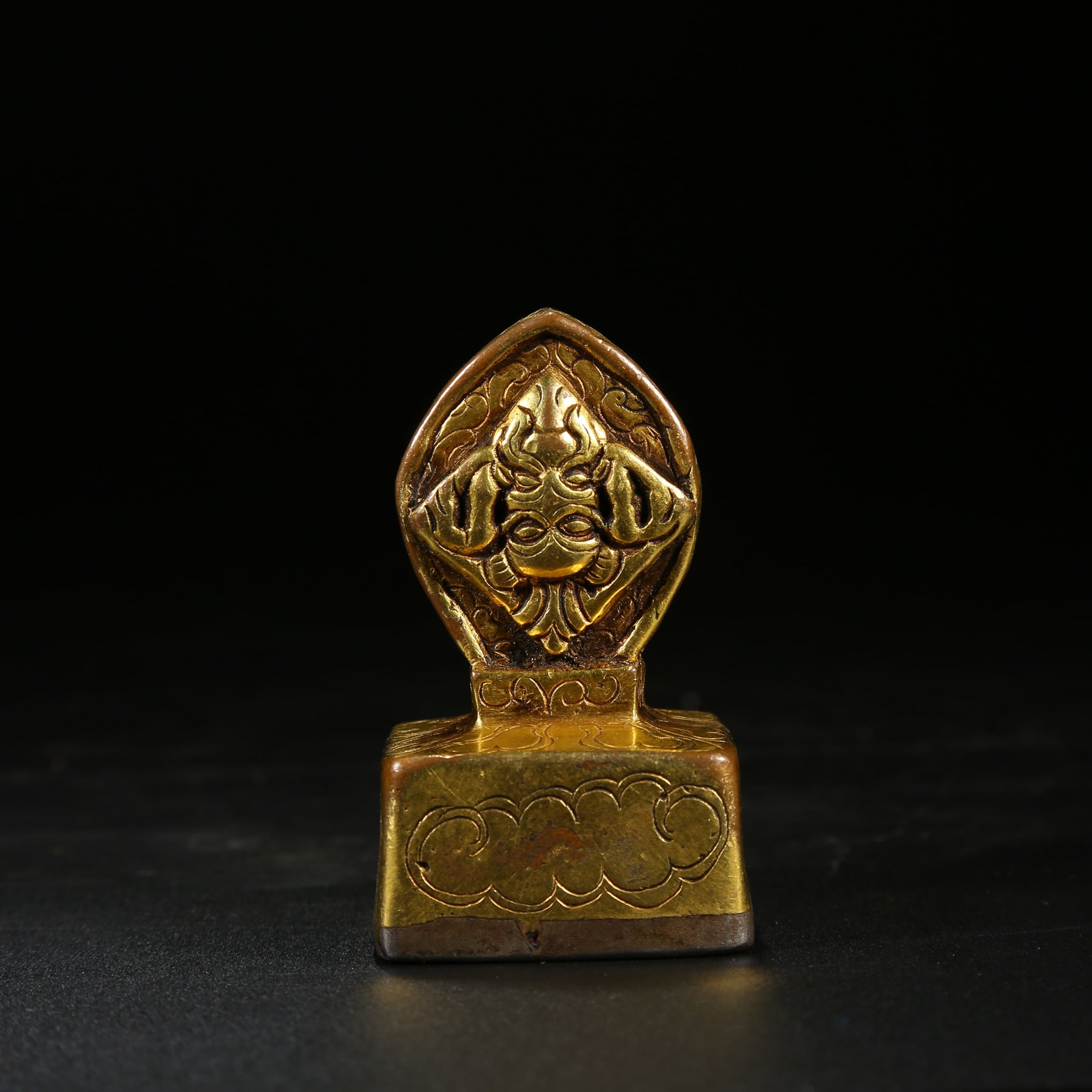 A GILT BRONZE SEAL INLAID WITH SILVER: Gilt Bronze Seal Inlaid with Silver