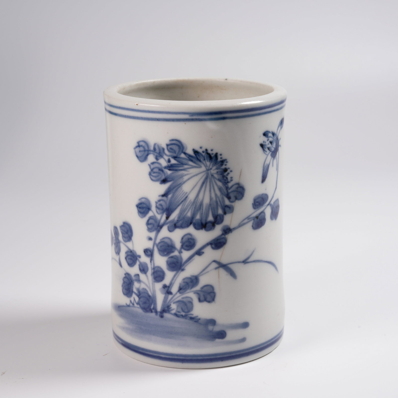 A BLUE-AND-WHITE FLORAL MOTIF BRUSH POT (1 of 9)