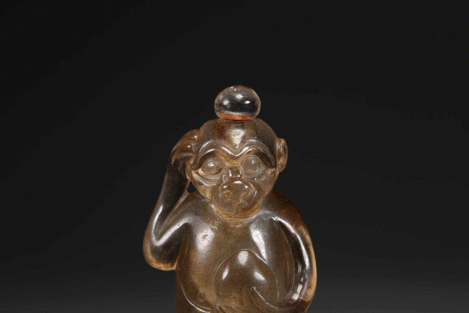 A CRYSTAL "MONKEY PRESENTING LONGEVITY" SNUFF BOTTLE - 2