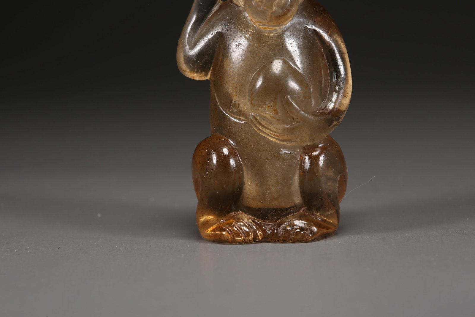 A CRYSTAL "MONKEY PRESENTING LONGEVITY" SNUFF BOTTLE - 3