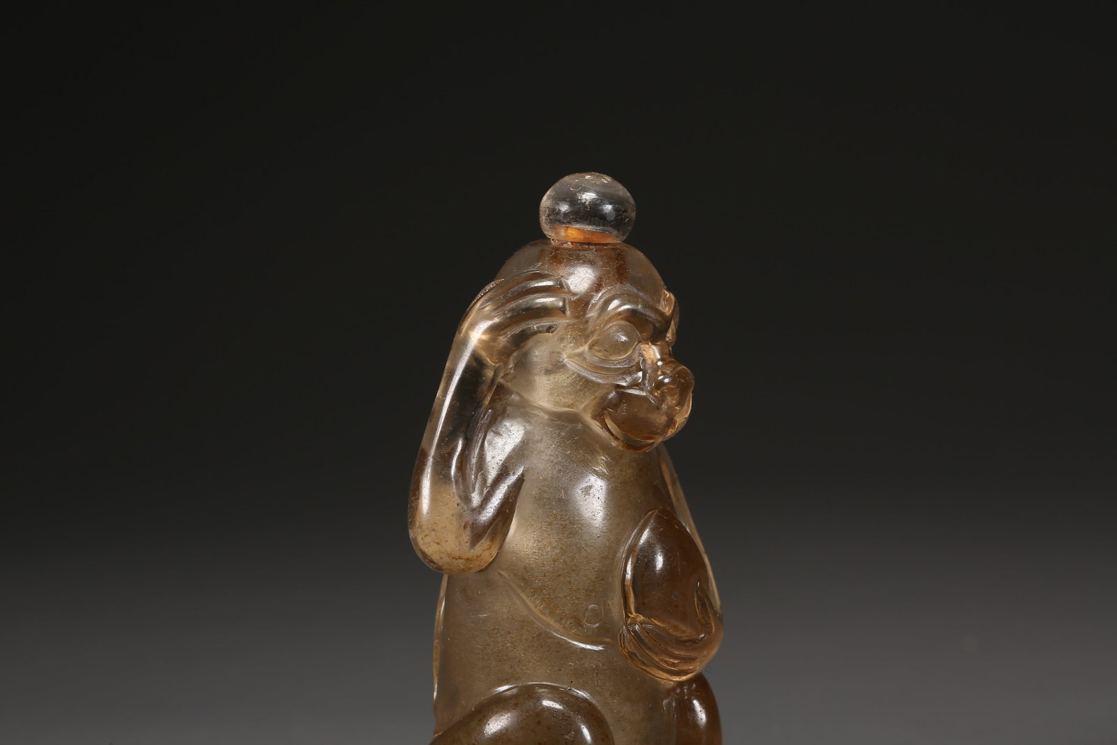 A CRYSTAL "MONKEY PRESENTING LONGEVITY" SNUFF BOTTLE - 4