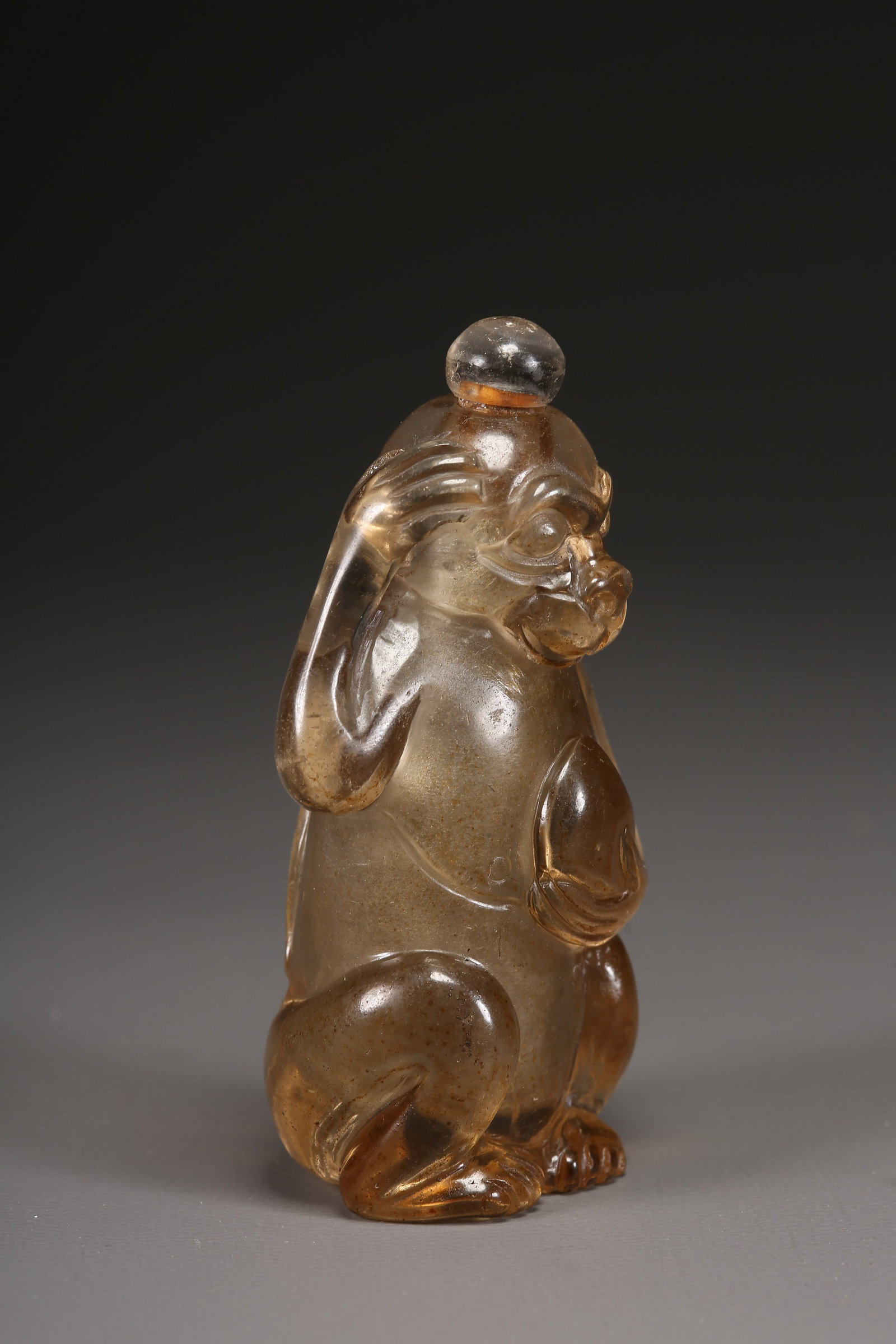 A CRYSTAL "MONKEY PRESENTING LONGEVITY" SNUFF BOTTLE - 5