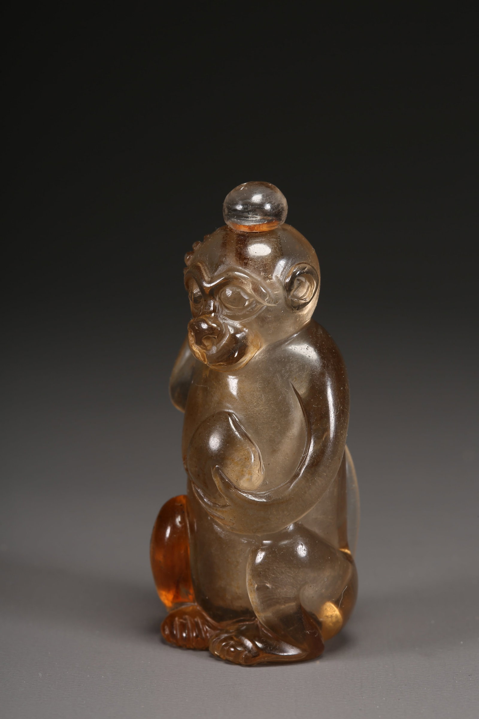 A CRYSTAL "MONKEY PRESENTING LONGEVITY" SNUFF BOTTLE - 6